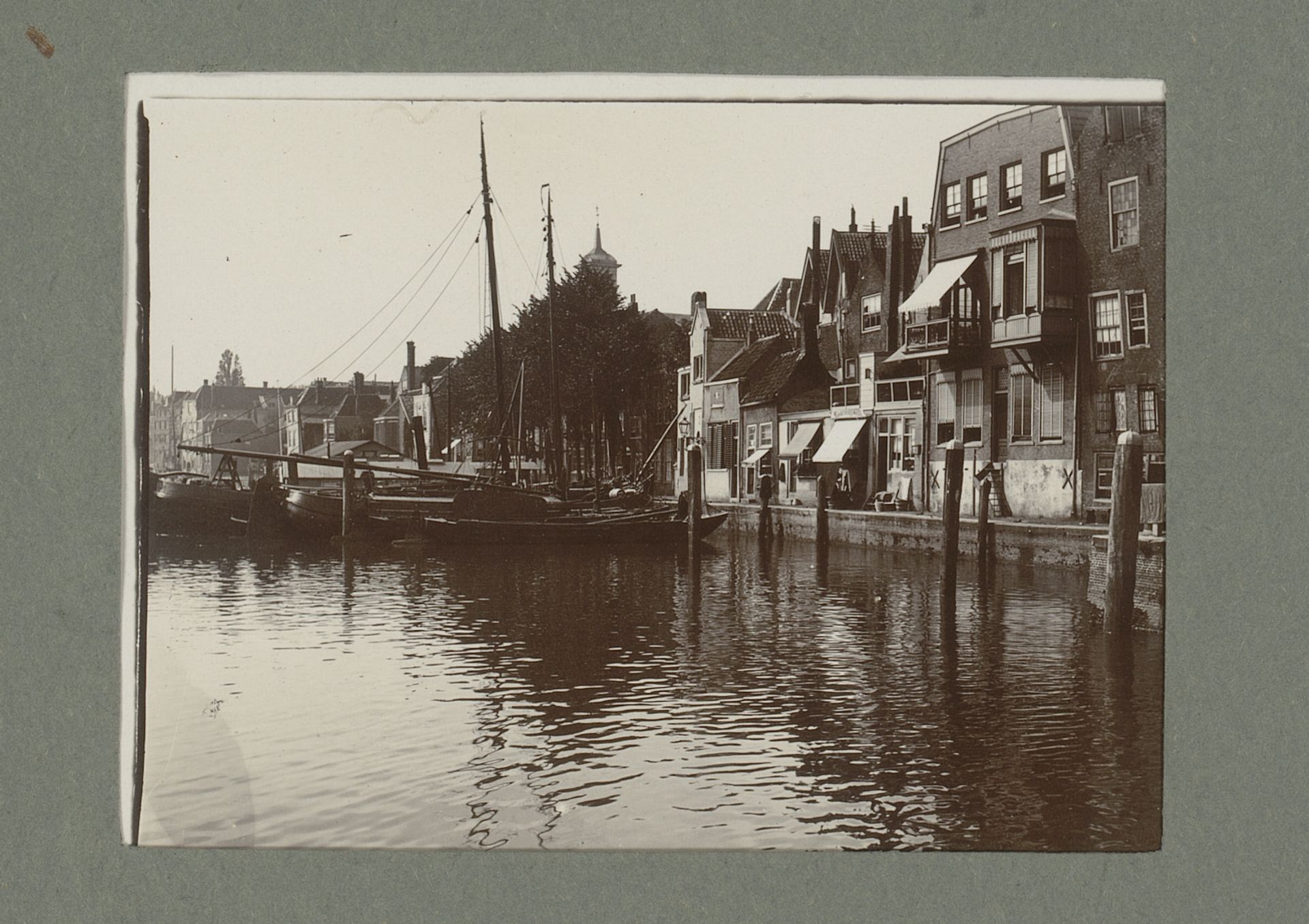 Gezicht op de Wijnhaven te Dordrecht by G. Hidderley
