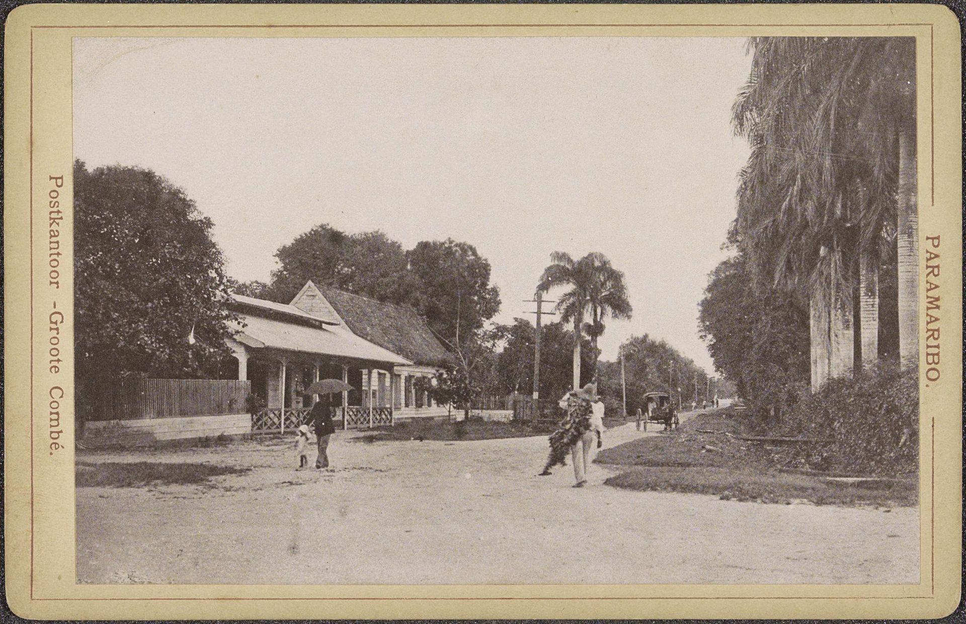 Straat met een postkantoor in Groote Combé te Paramaribo by Eugen Klein