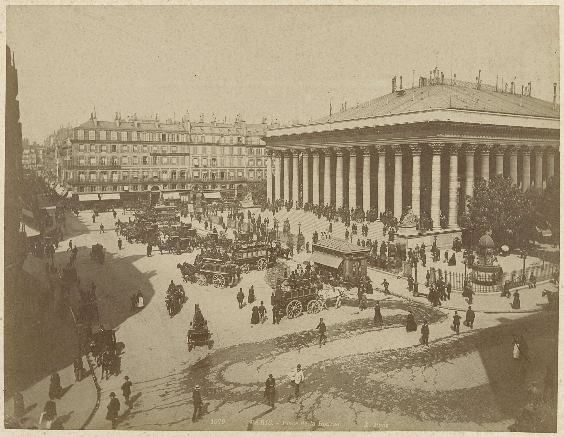 Gezicht op het Place de la Bourse te Parijs by X phot.