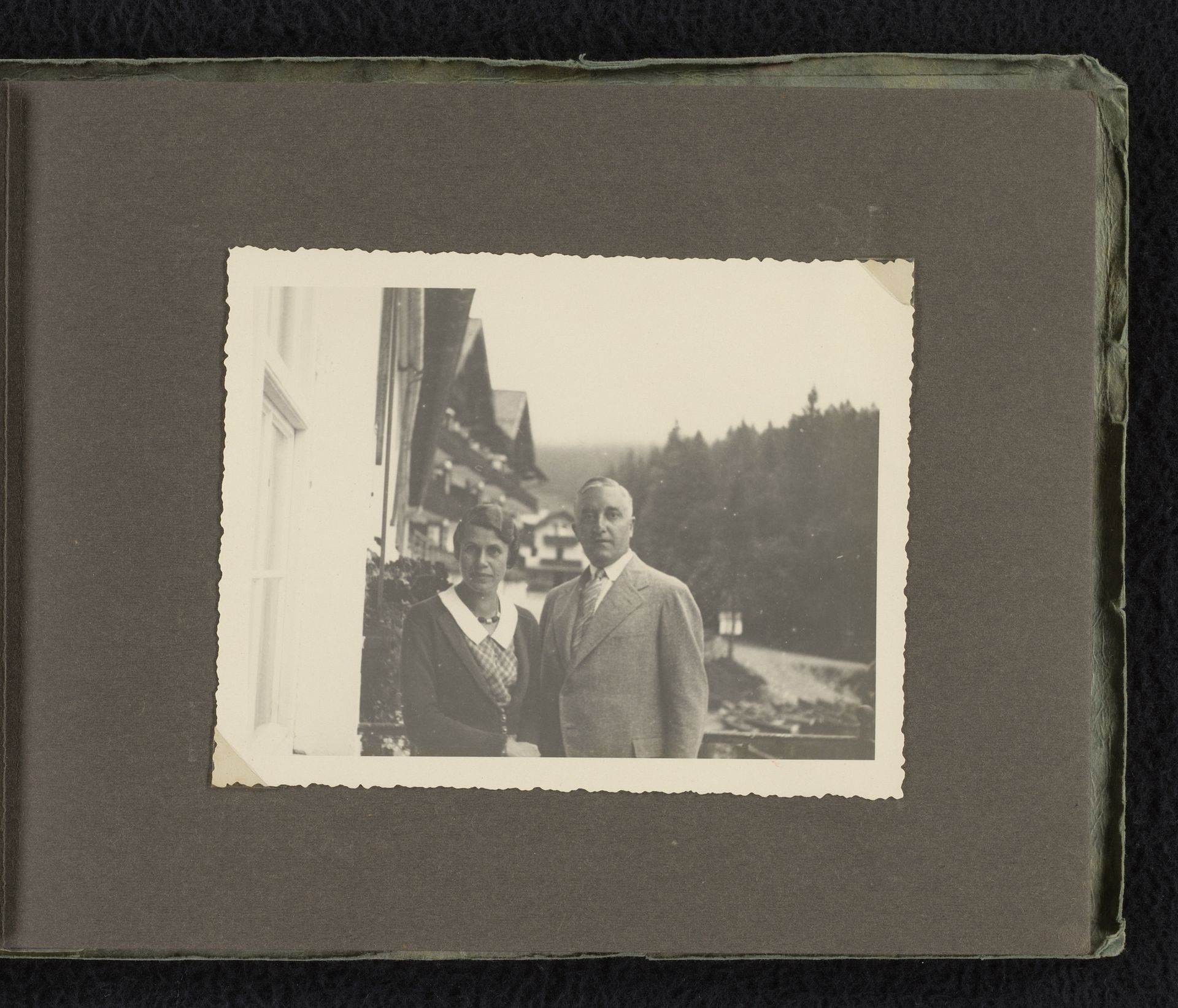 Eugen Wachenheimer en onbekende vrouw op het balkon van een hotel, augustus 1932, Eibsee (Beieren) by familie Wachenheimer