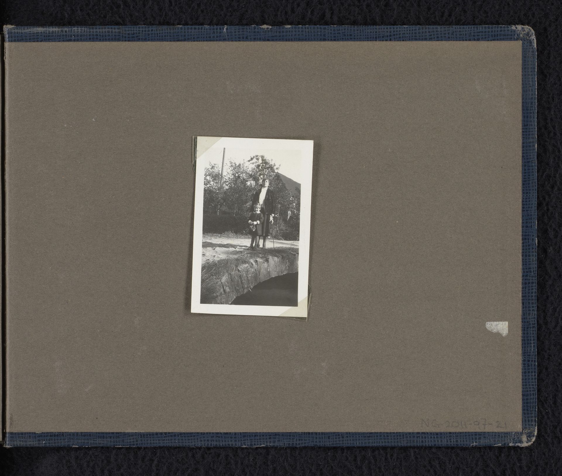 Onbekend vrouw met kind en twee mensen bij ski's, 1931-1932, vermoedelijk in Duitsland of Oostenrijk by Anonymous