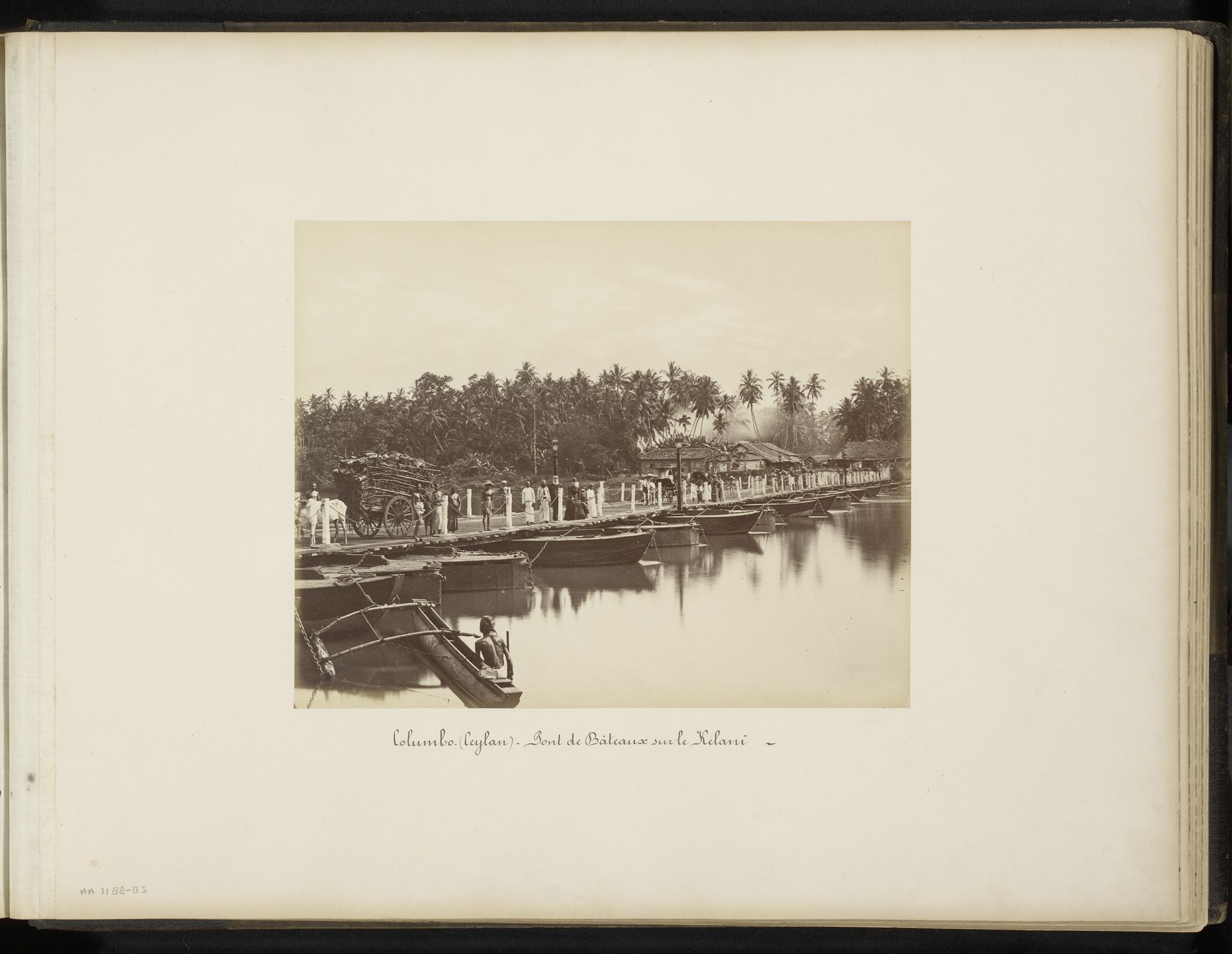 Pontonbrug over de Kelani in Colombo op Brits Ceylon by W.L.H. Skeen & Co.