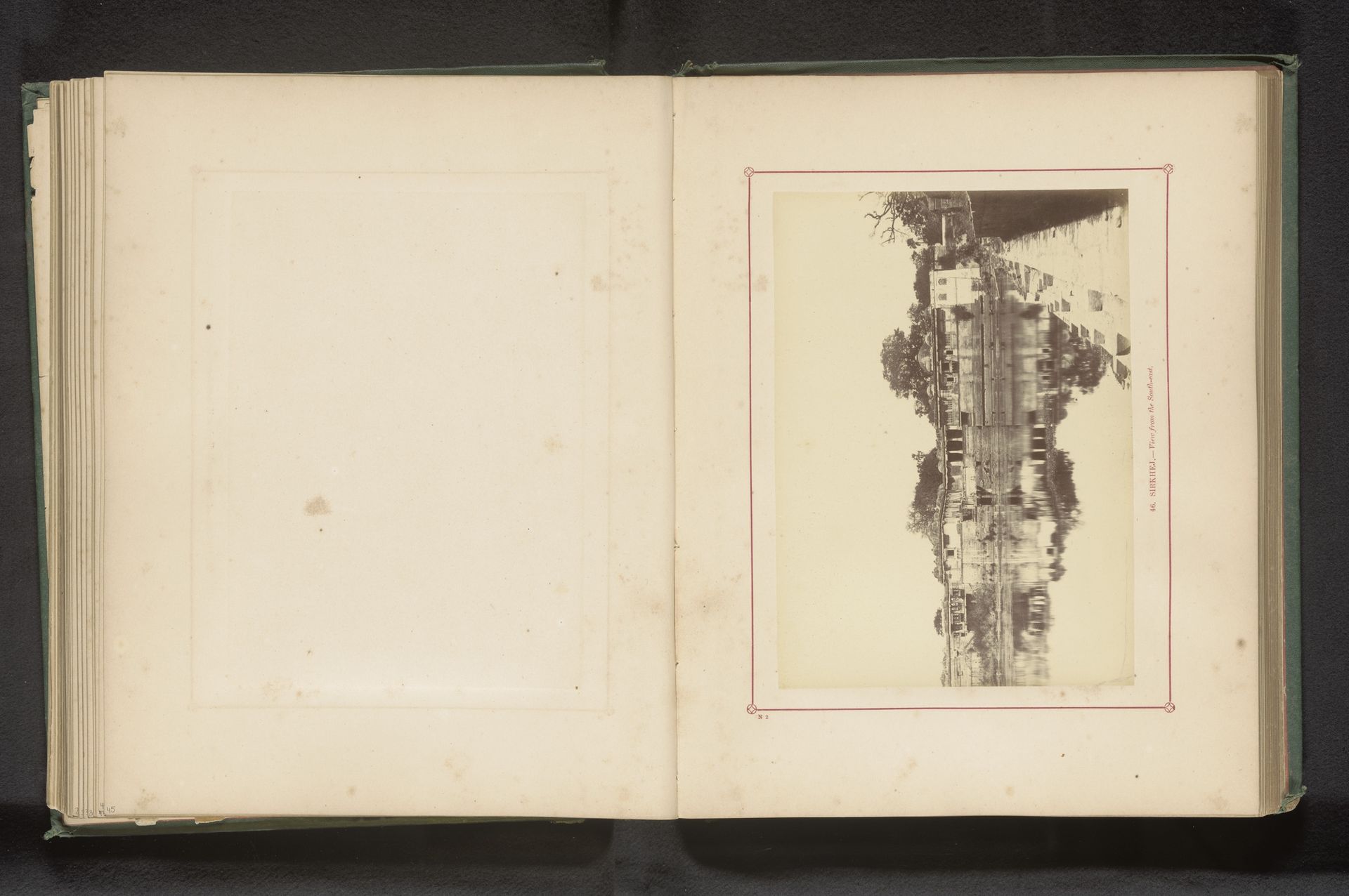 Gezicht op Sarkhej Roza bij Ahmedabad by Thomas Biggs