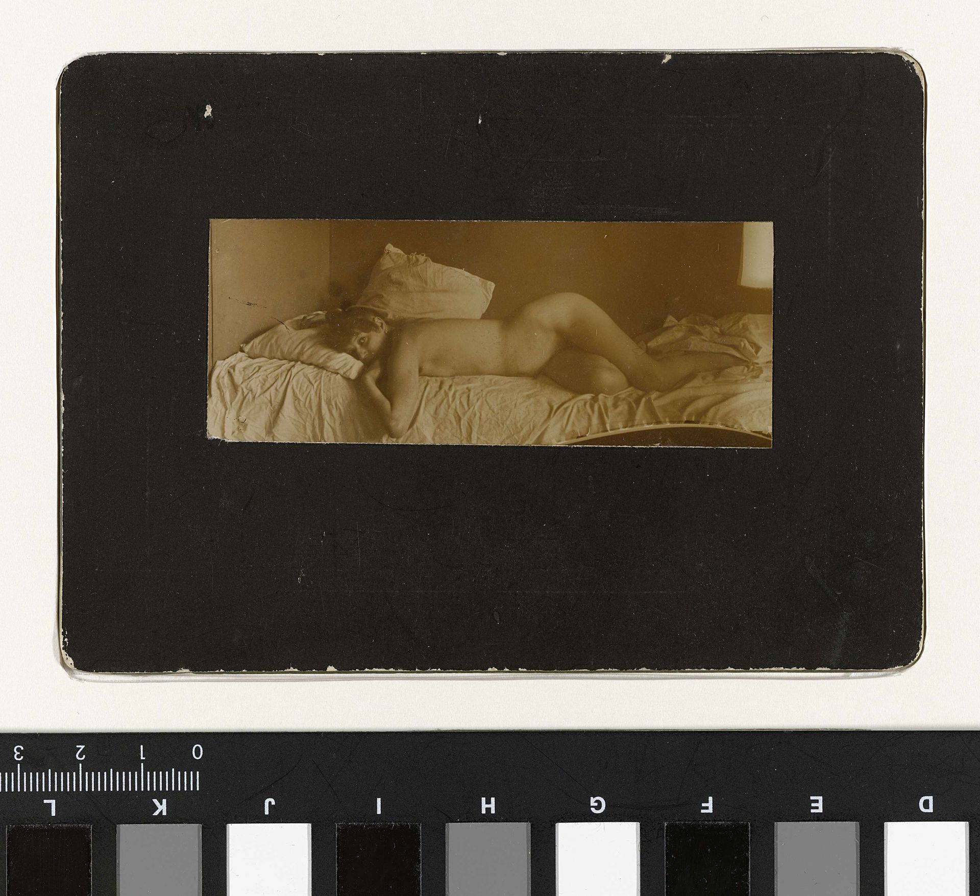 Marie Jordan naakt liggend op een bed by George Hendrik Breitner