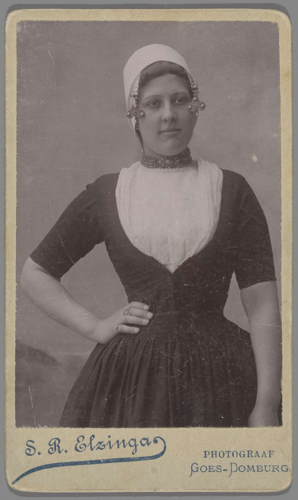 Portret van een onbekende jonge vrouw in Zeeuwse klederdracht by Sytze Reinder Elzinga