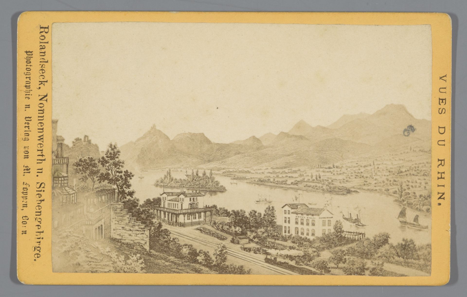 Fotoreproductie van een tekening van Rolandseck, het eiland Nonnenwerth en het Zevengebergte in Duitsland by M. Foppen