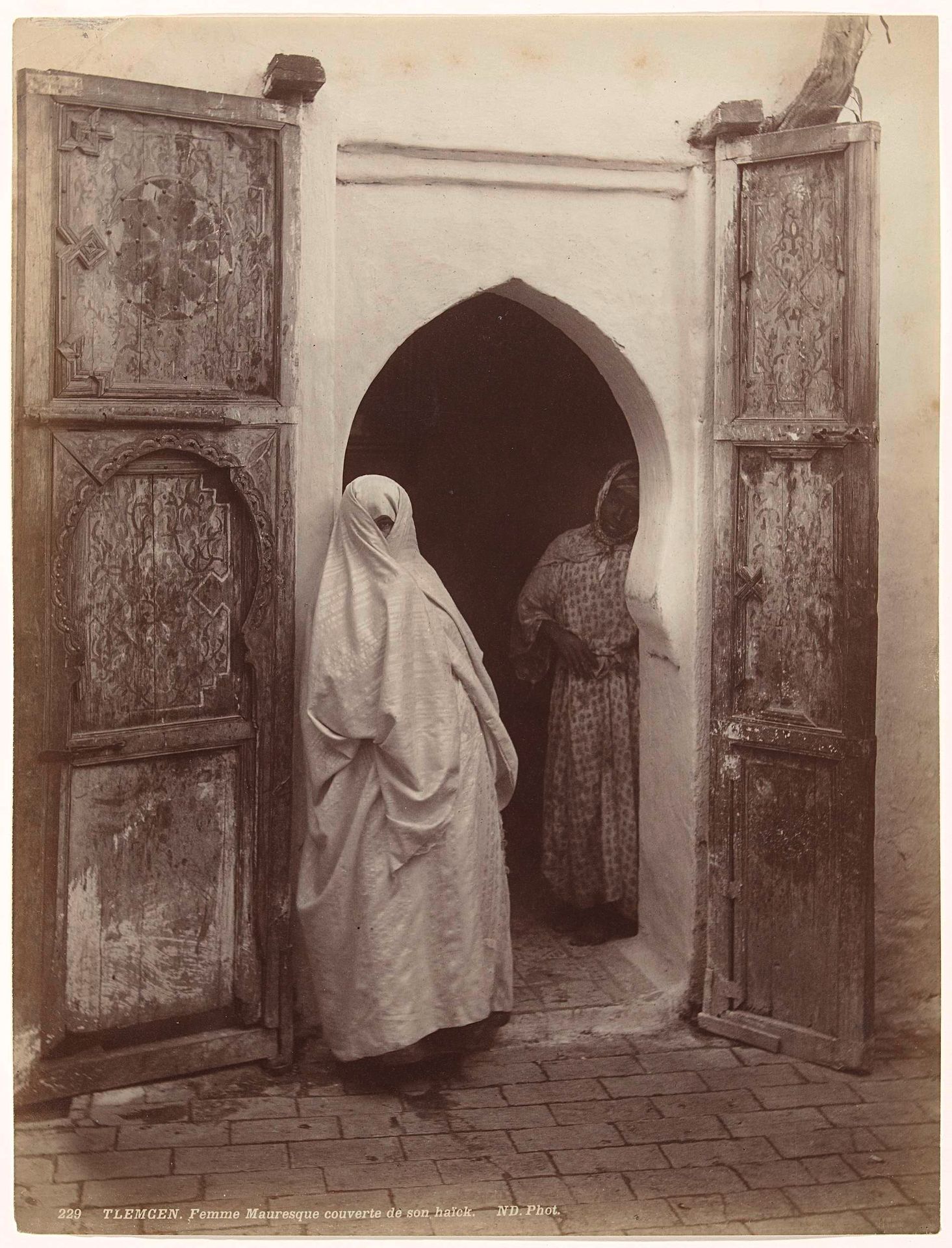 Twee vrouwen in een deuropening in Tlemcen, Algerije by Neurdein Frères