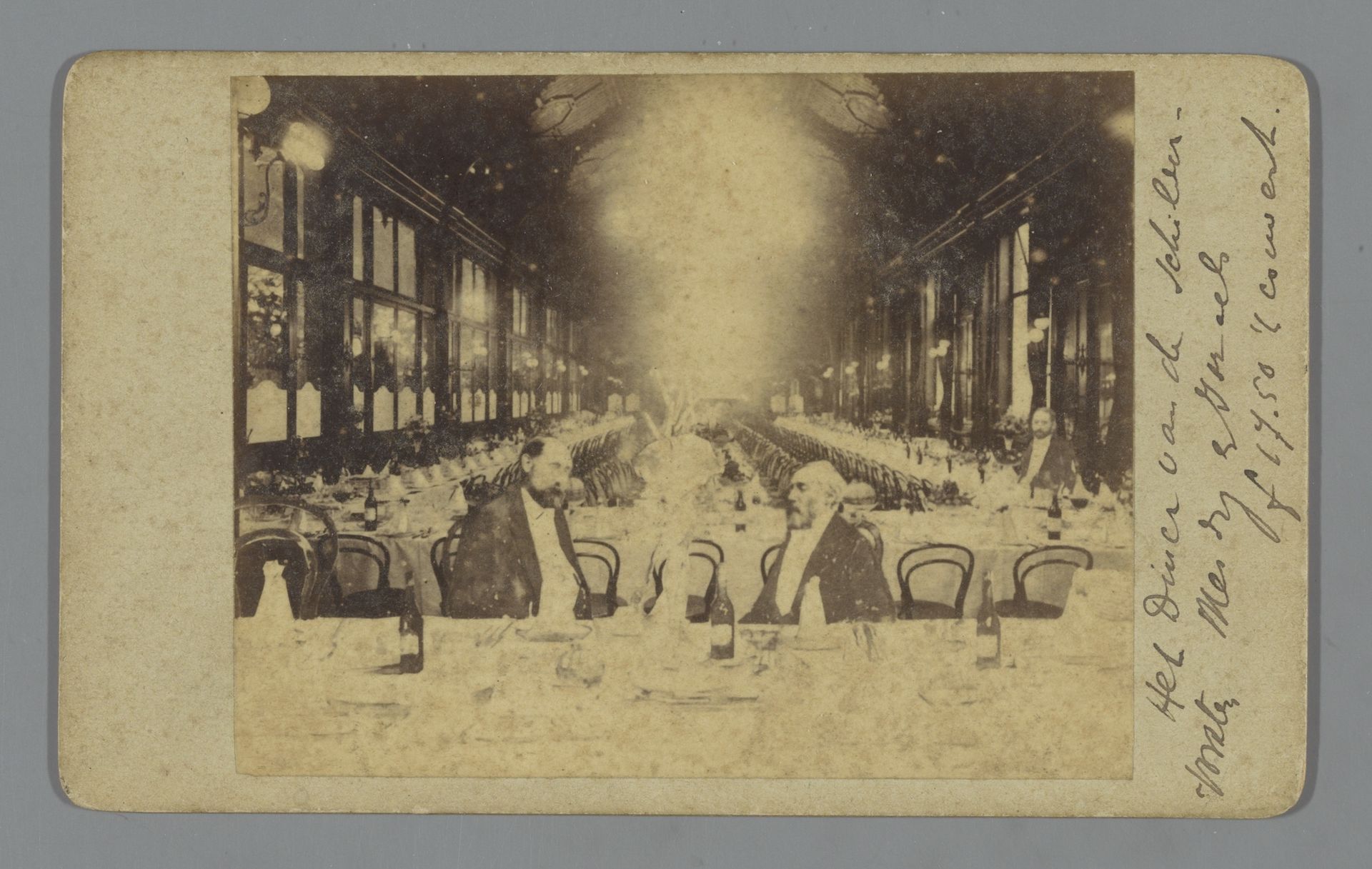 Fotomontage: H.W. Mesdag, Jozef Israëls en een onbekend man zittend aan tafels in een zaal ter gelegenheid van een diner (Arti, Pulchri Studio) by Machiel Hendricus Laddé