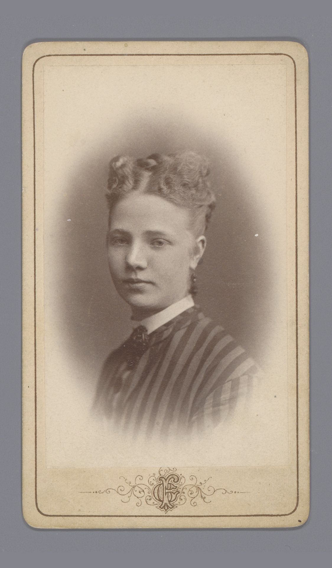 Portret van een onbekende vrouw, mogelijk Amanda Lindstrom by Gösta Florman