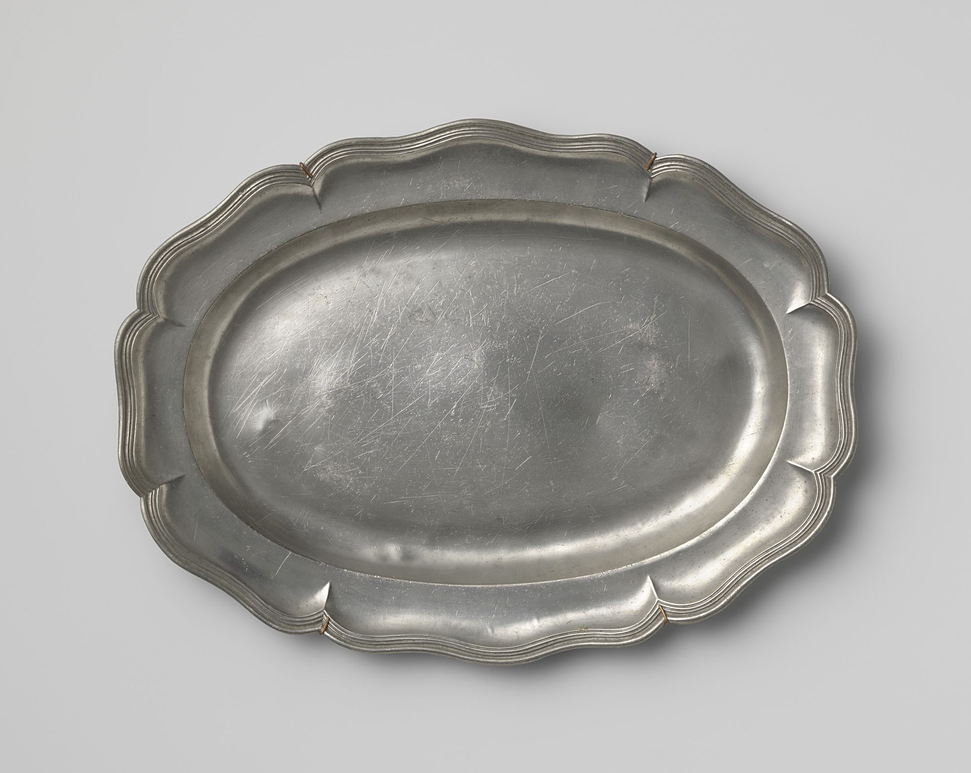 Ovale schotel met geschulpte rand by Carolus Theodorus de Ruijr
