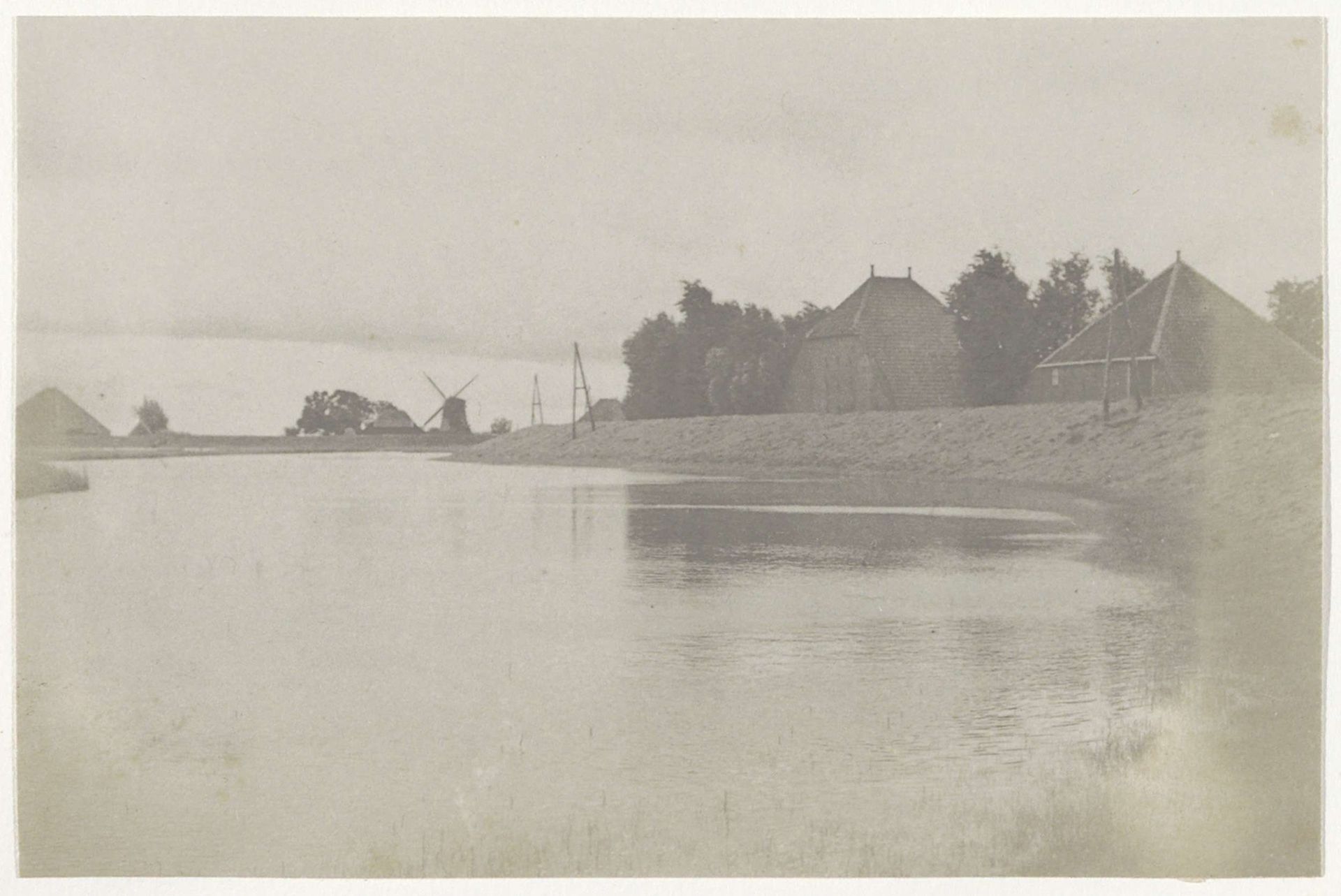 Boerderijen aan een water, vermoedelijk in Noord-Holland by G. Hidderley