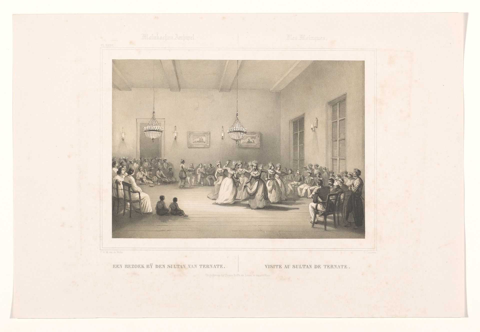 Interieur in Nederlands Indië met dansende vrouwen, muzikanten en toeschouwers by Paulus Lauters