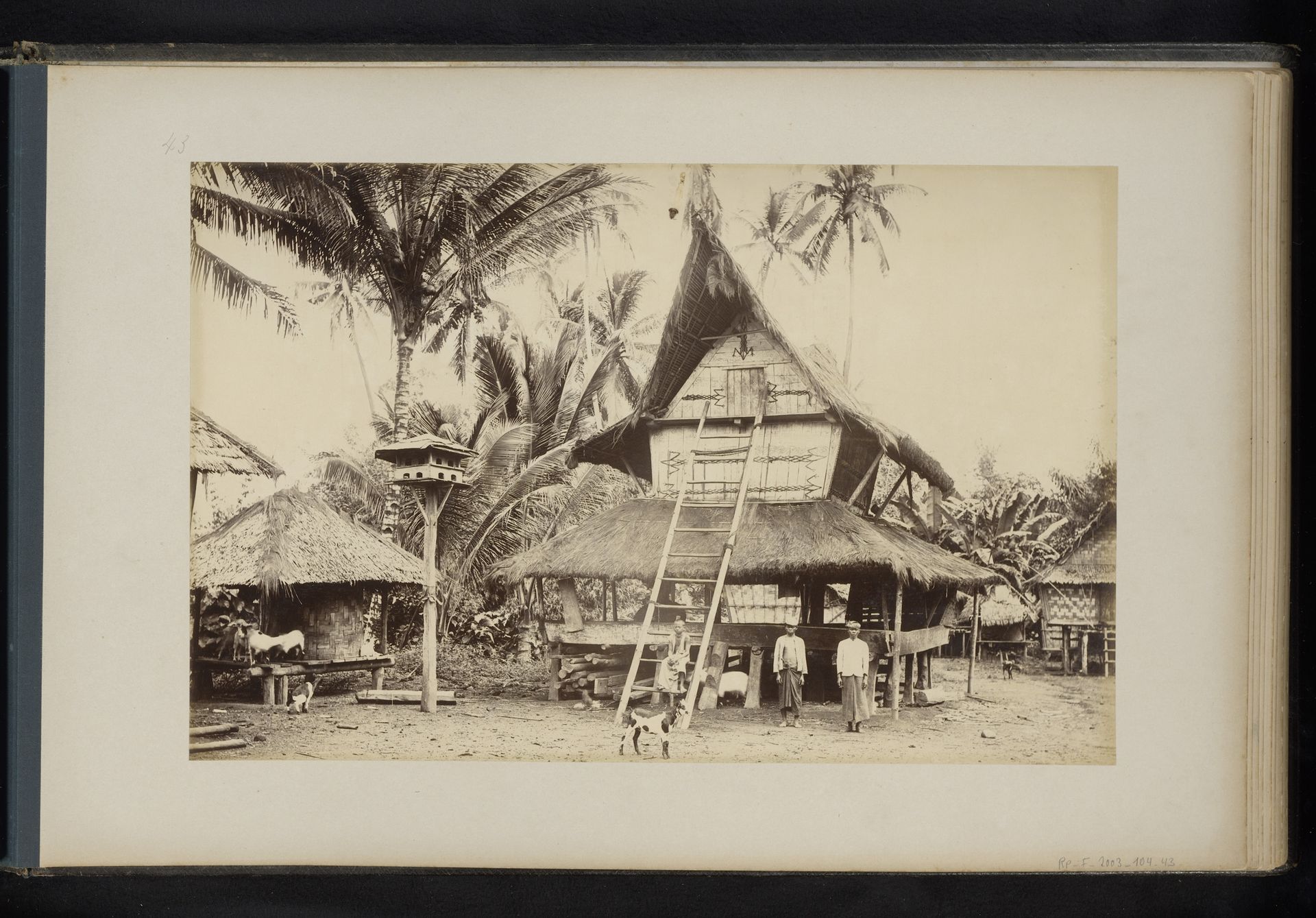 Gezicht op een huis van Bataks in Bandar-Maria, Sumatra by Heinrich Ernst & Co