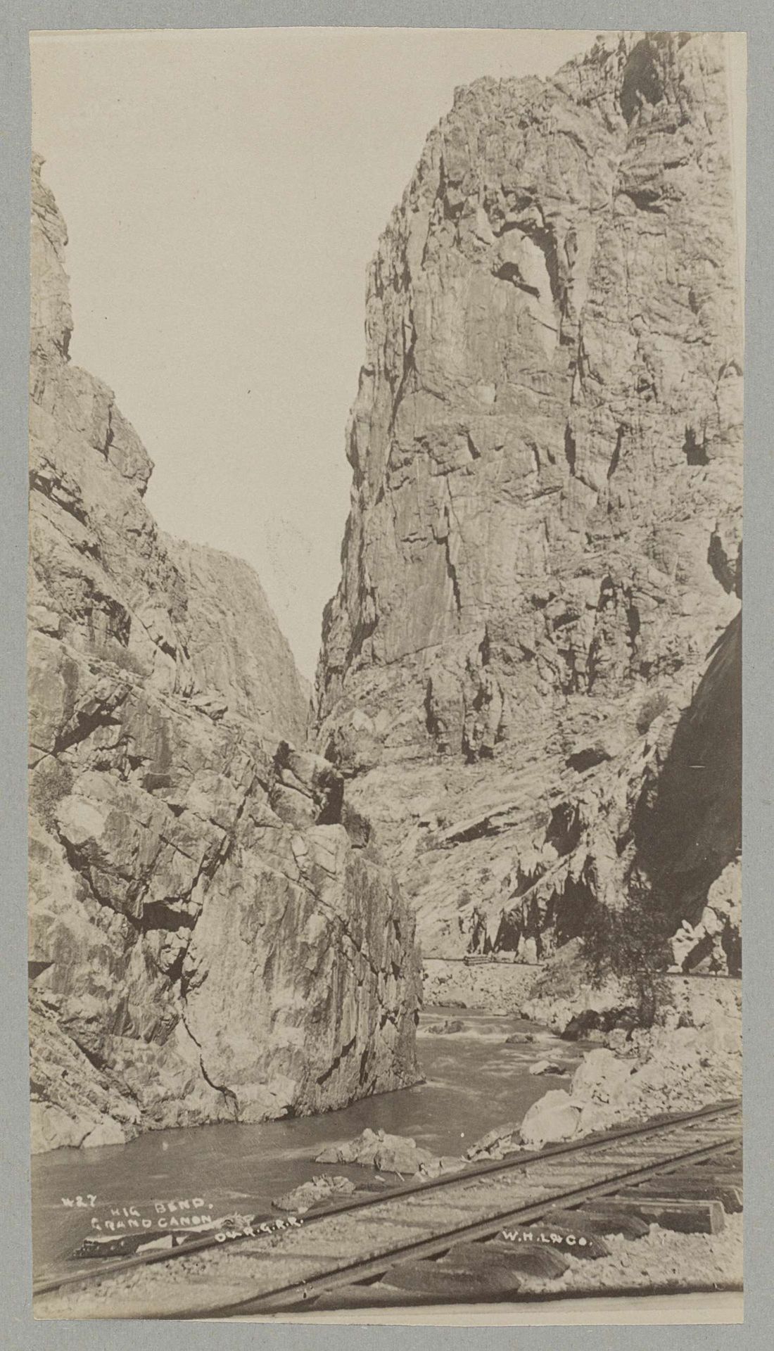 Spoorlijn van de Denver and Rio Grande Railroad Company door een kloof bij de Big Bend in de Grand Canyon by W.H.L. & Co.