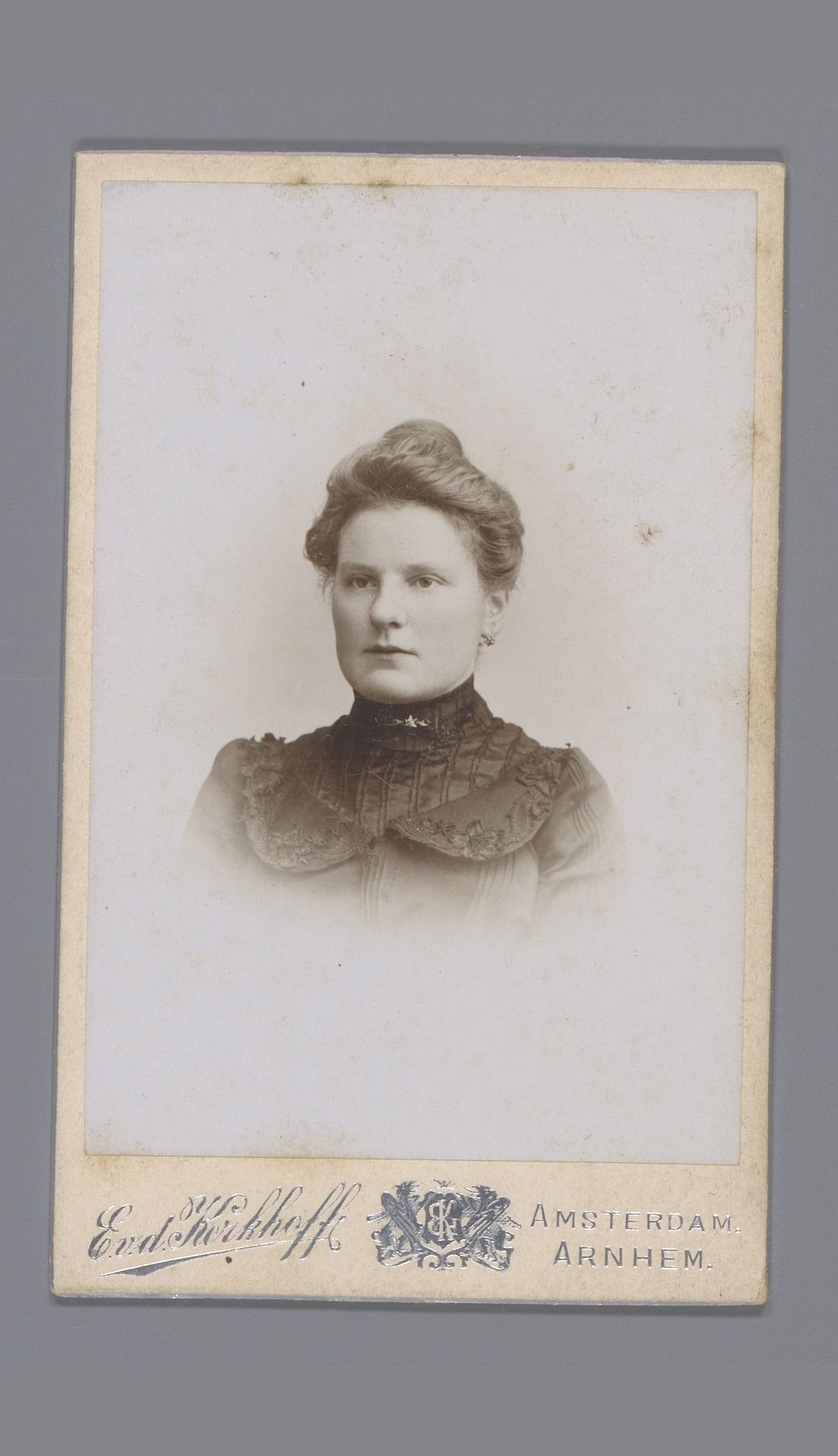 Portret van een onbekende vrouw by E. v.d. Kerkhoff