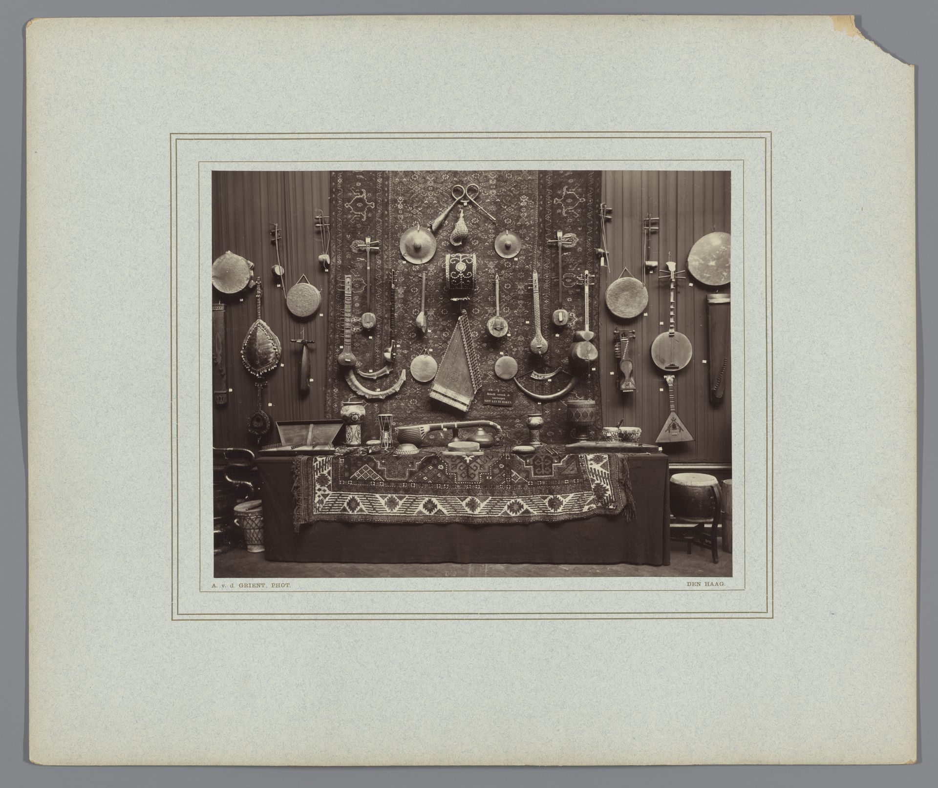 Muziekinstrumenten uit de collectie Daniël François Scheurleer, tentoongesteld in Pulchri Studio in 1893 by Adrianus van der Grient