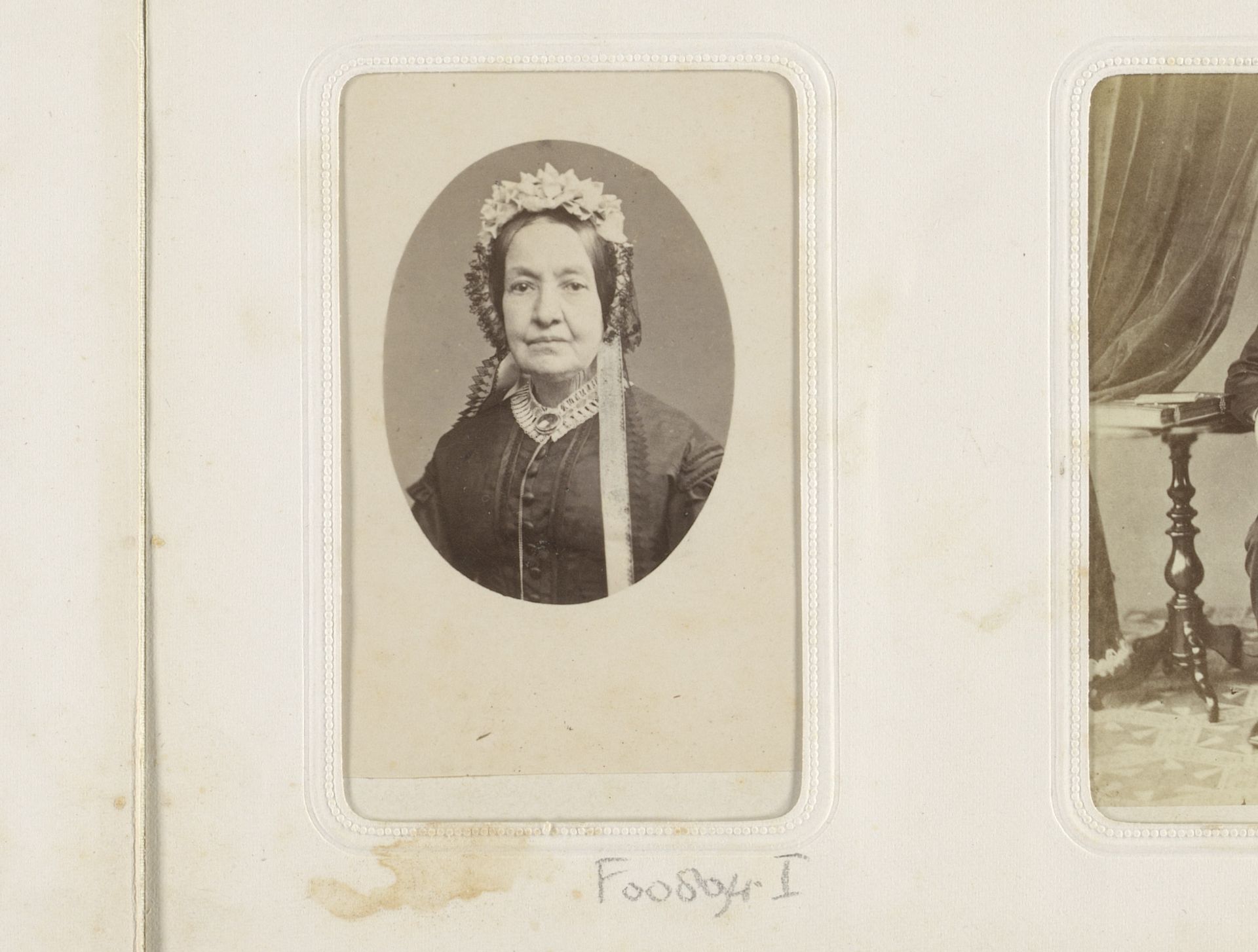 Portret van een vrouw met een hoofddeksel by Ch. Binger & Co.