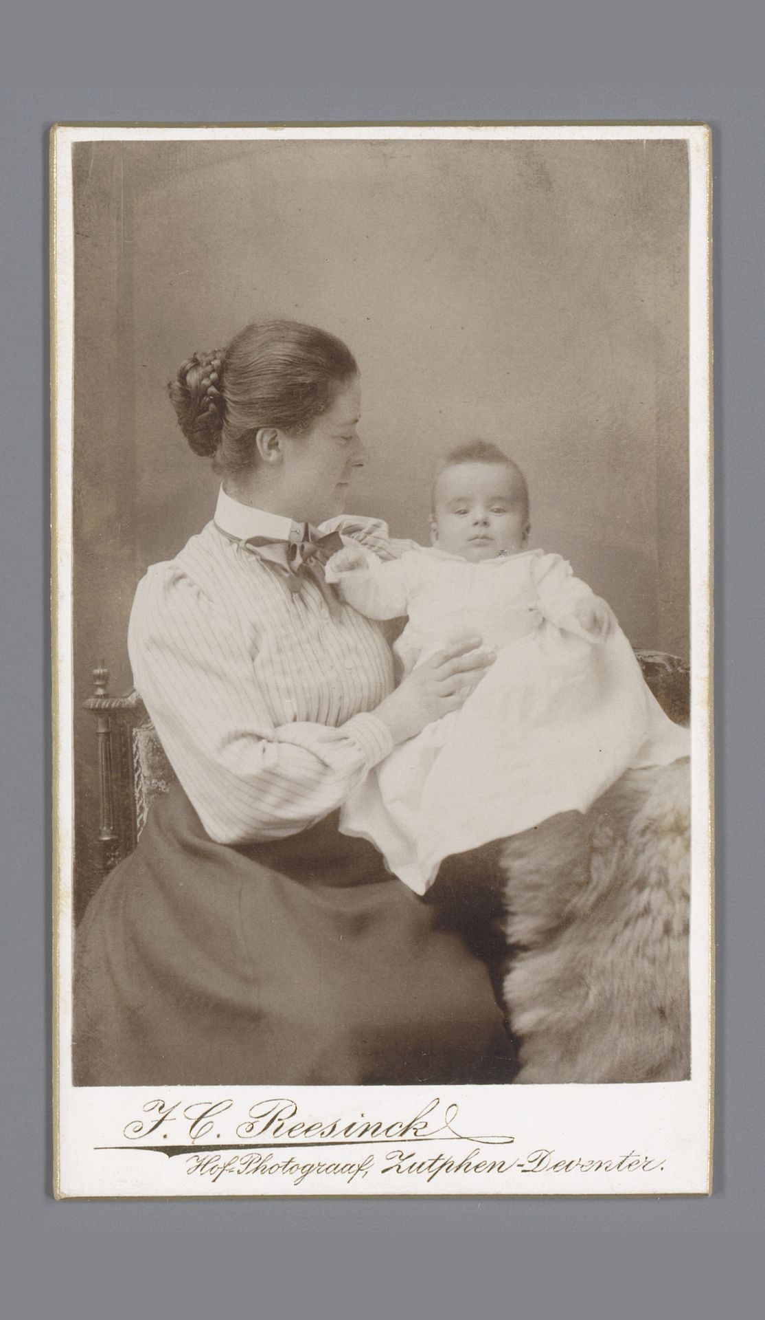 Portret van Charlotte Hooykaas van der Linden met haar zoon by Johan Christiaan Reesinck