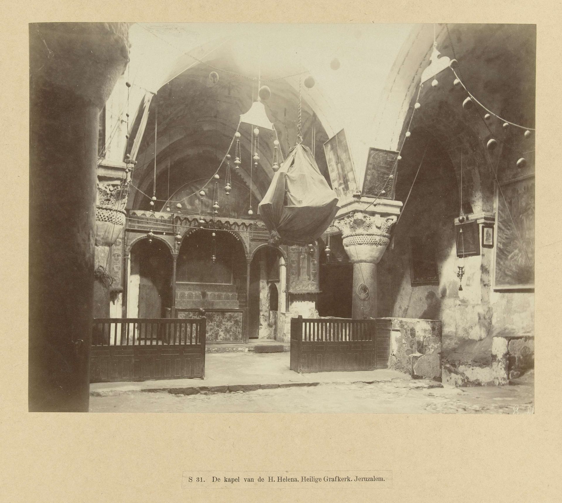 Kapel van Sint-Helena in de Heilig Grafkerk, Jeruzalem by Félix Bonfils