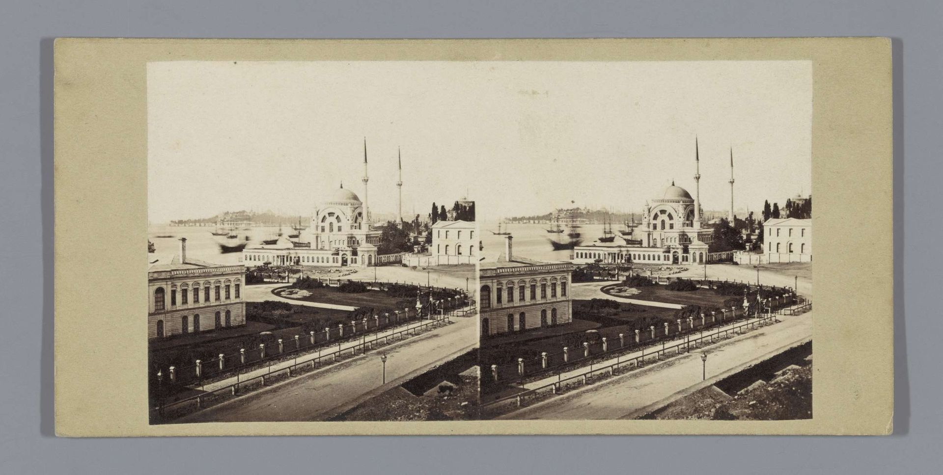 Dolmabahçemoskee in Besiktas, Constantinopel by Anonymous