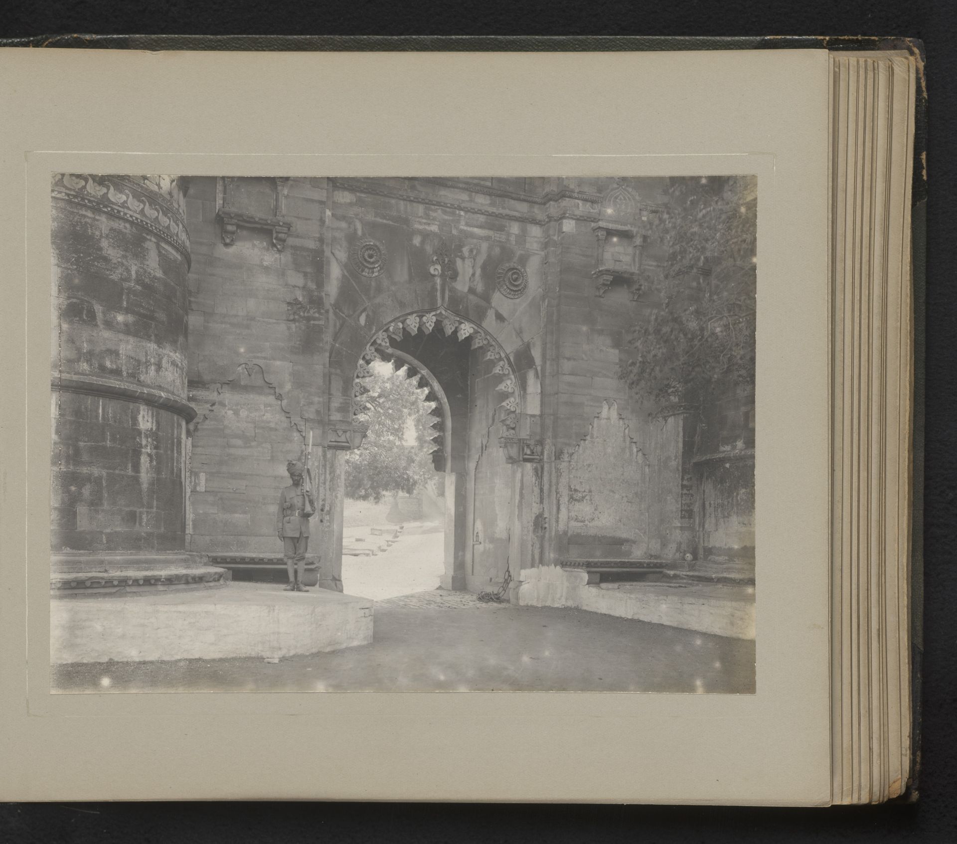 Hindola poort te Gwalior by K.H. Mawal
