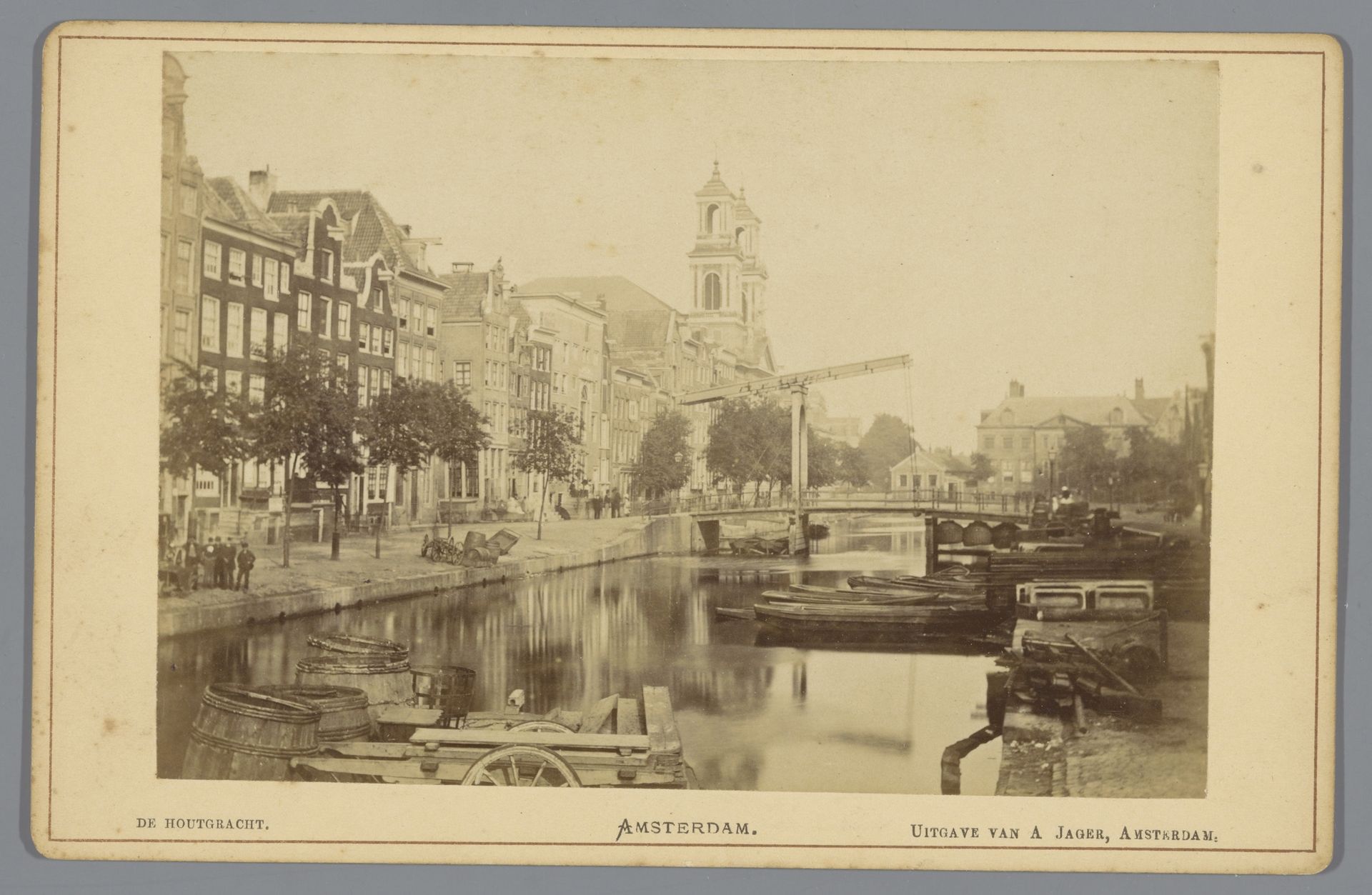 Gezicht op de Houtgracht in Amsterdam by Anonymous