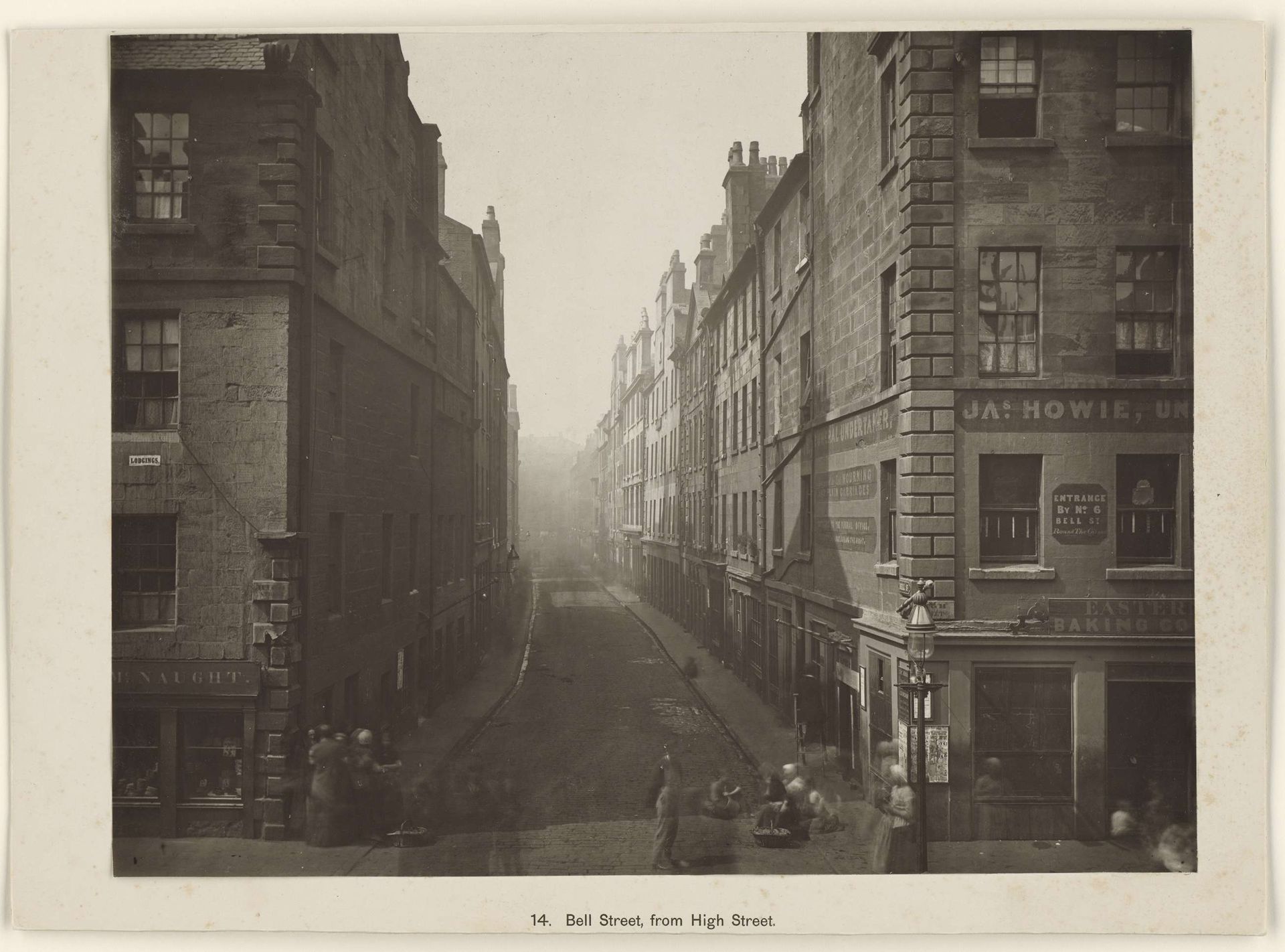 Bell Street in Glasgow, gezien vanuit High Street by Thomas Annan