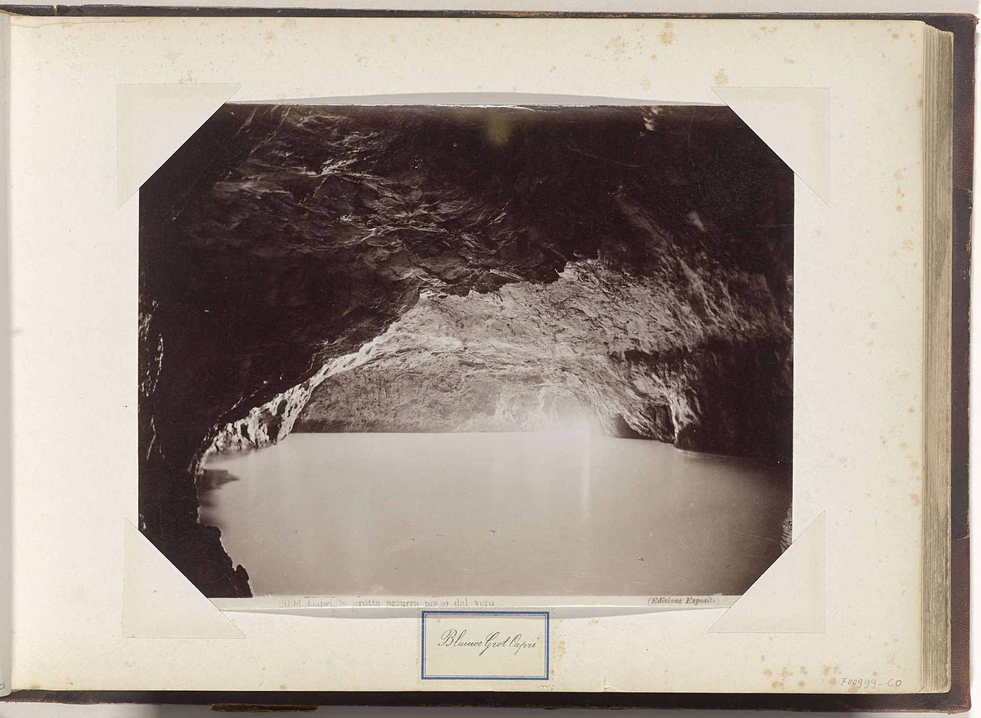Interieur van de Blauwe grot op Capri by Anonymous