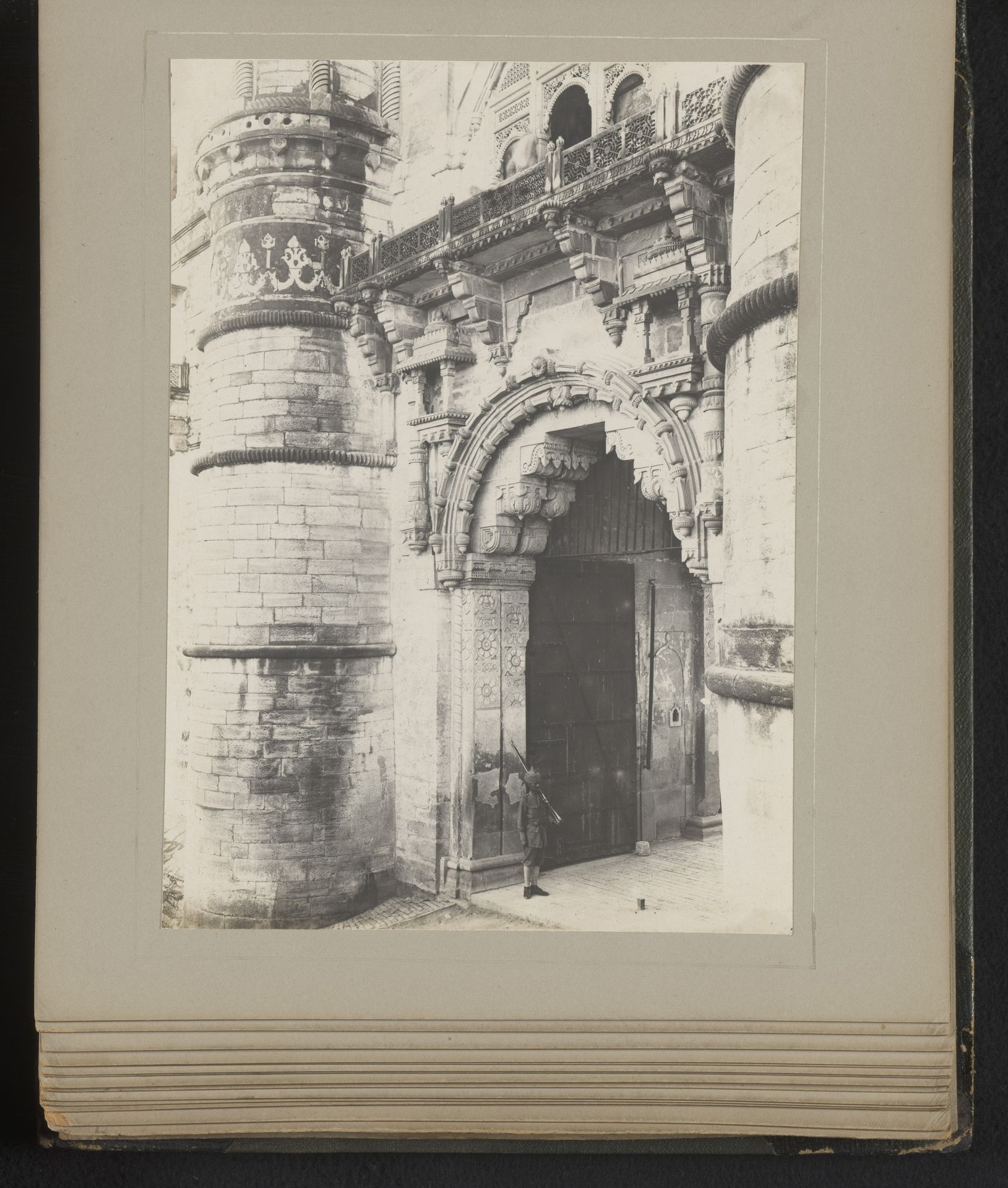 Gezicht op de hoofdingang van Fort Gwalior by K.H. Mawal