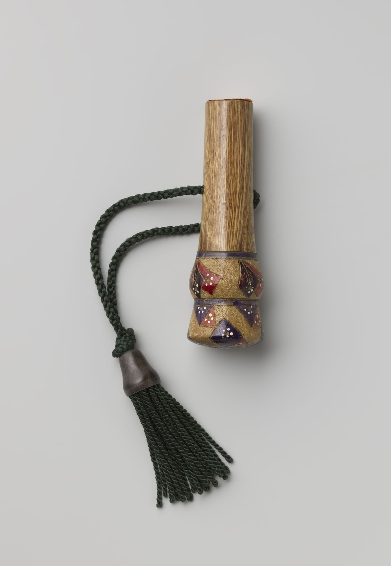 Parasolknop of parapluknop van geverfd hout; de knop is versierd met ingekerfde motieven by Gustav Schnitzler