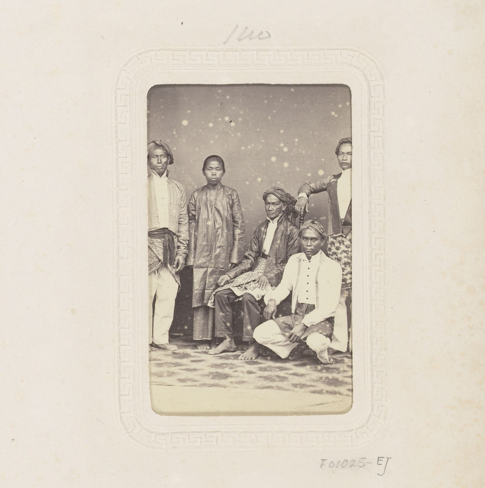 Portret van een Indonesische familie by Woodbury & Page