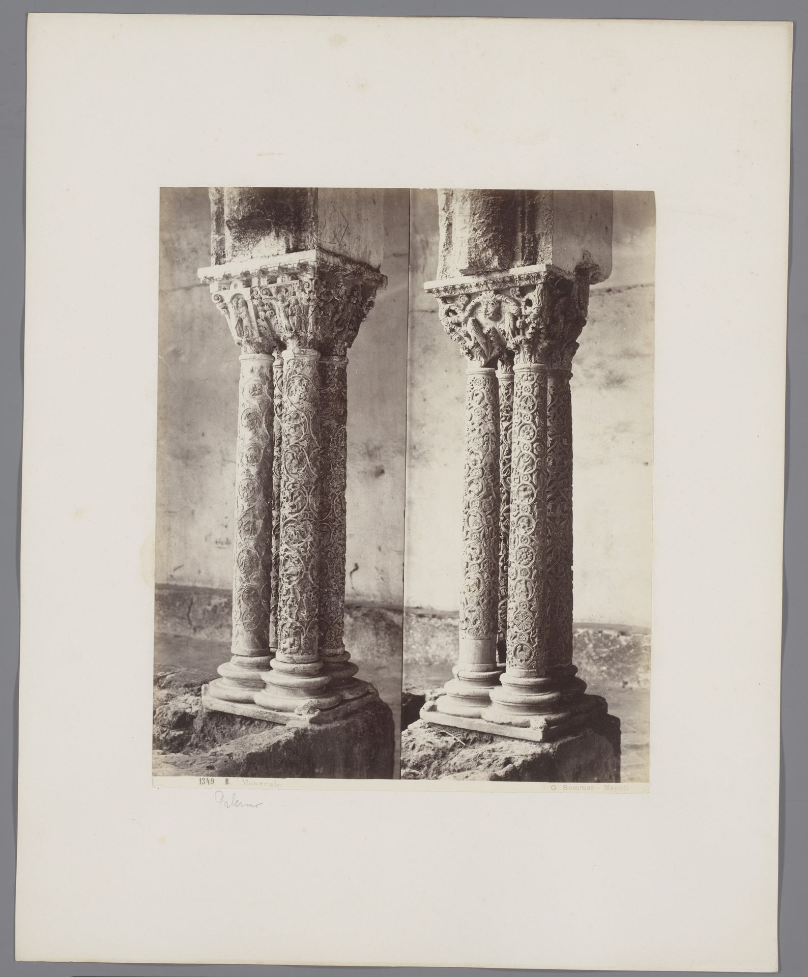 Zuilen in de kloostergang van de kathedraal van Monreale, Italië by Giorgio Sommer