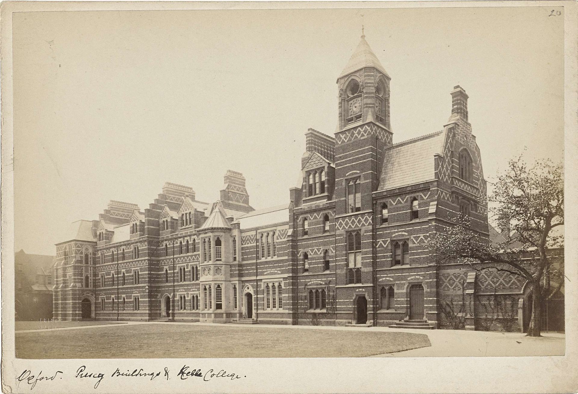Keble College, Oxford, gezicht op Pusey Quad by Francis Frith