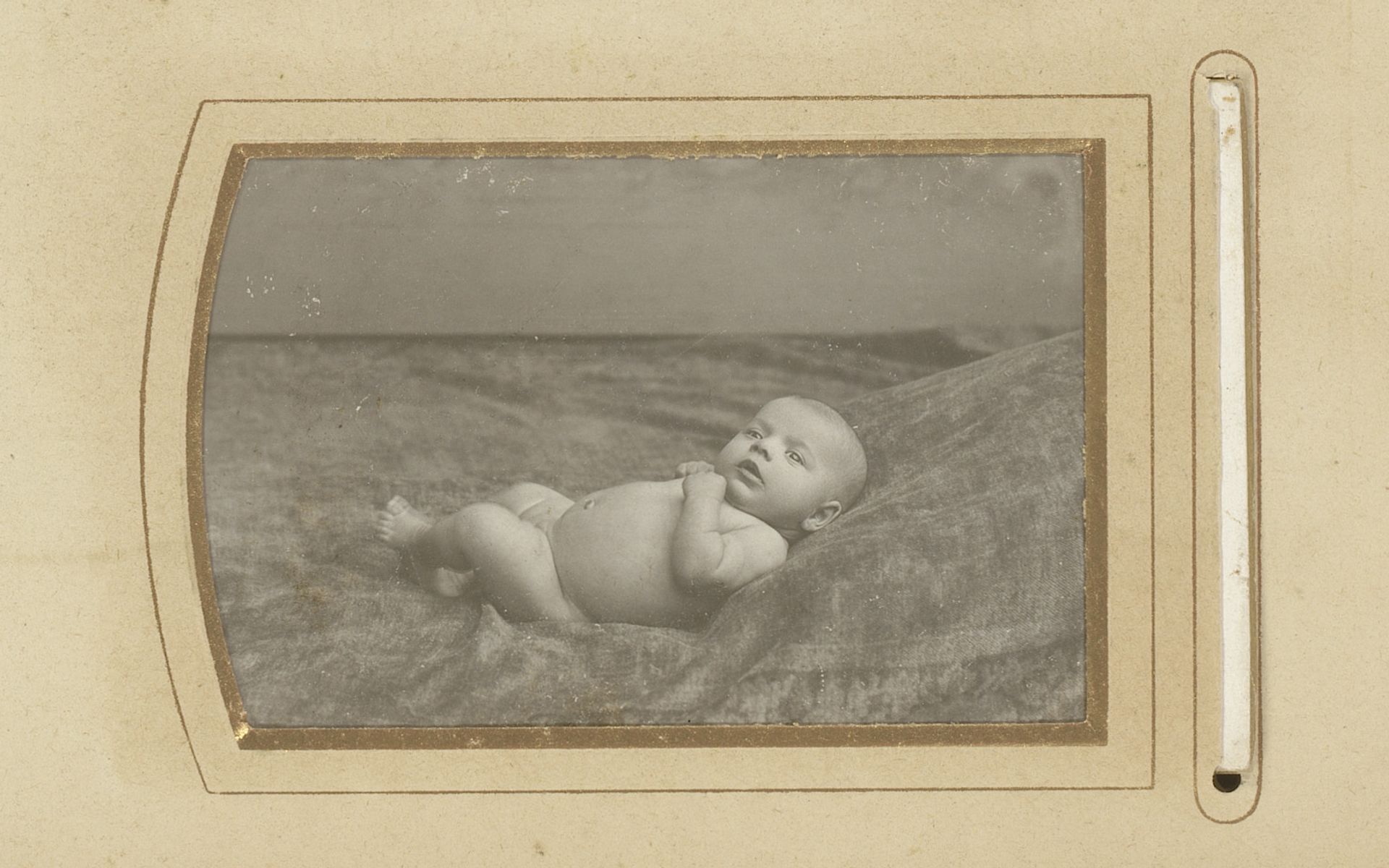 Portret van een liggende baby by Franciscus G. Lukera
