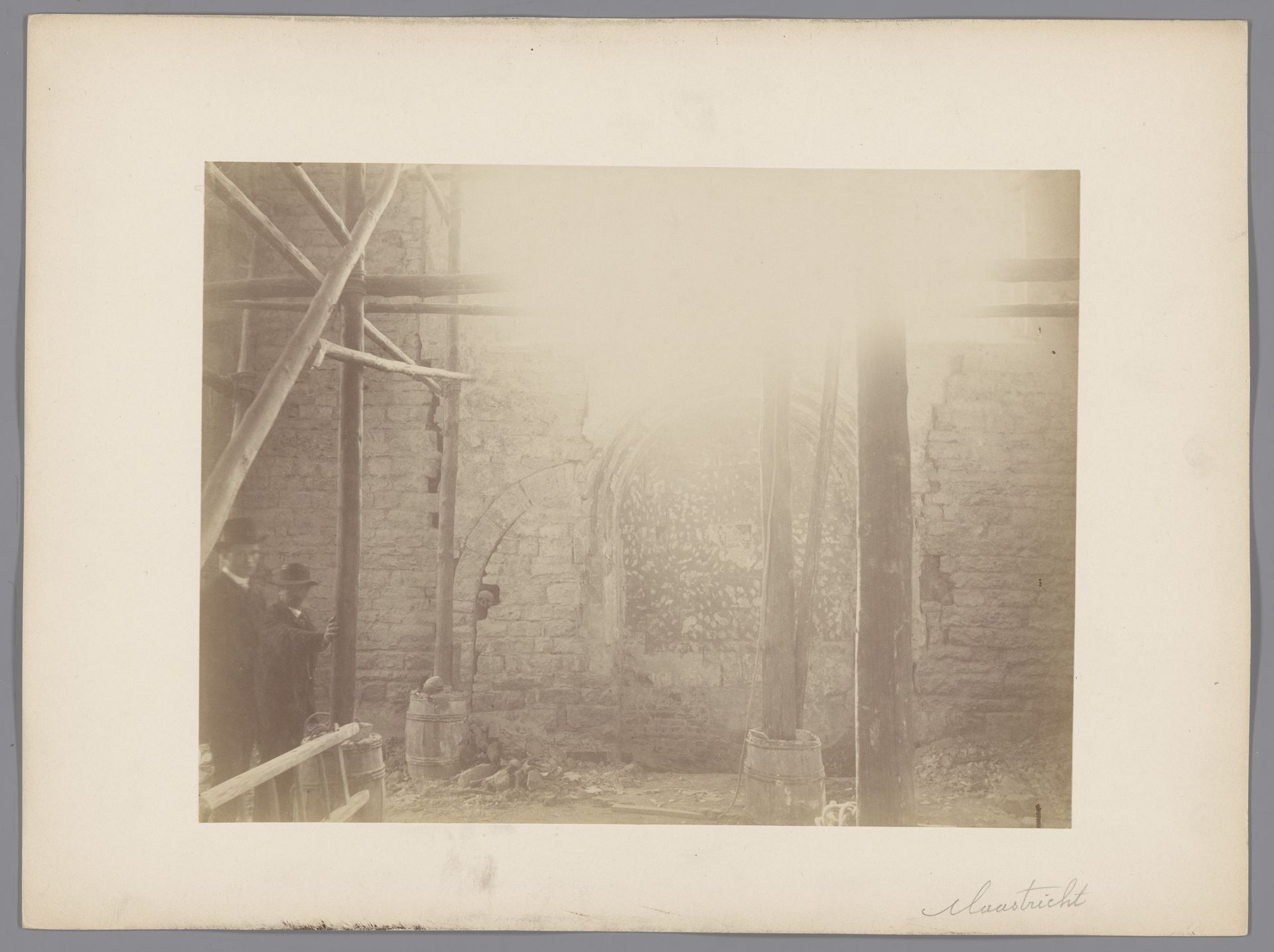 Restauratie van het zuidtransept in de Onze-Lieve-Vrouwebasiliek te Maastricht by anoniem (Monumentenzorg)