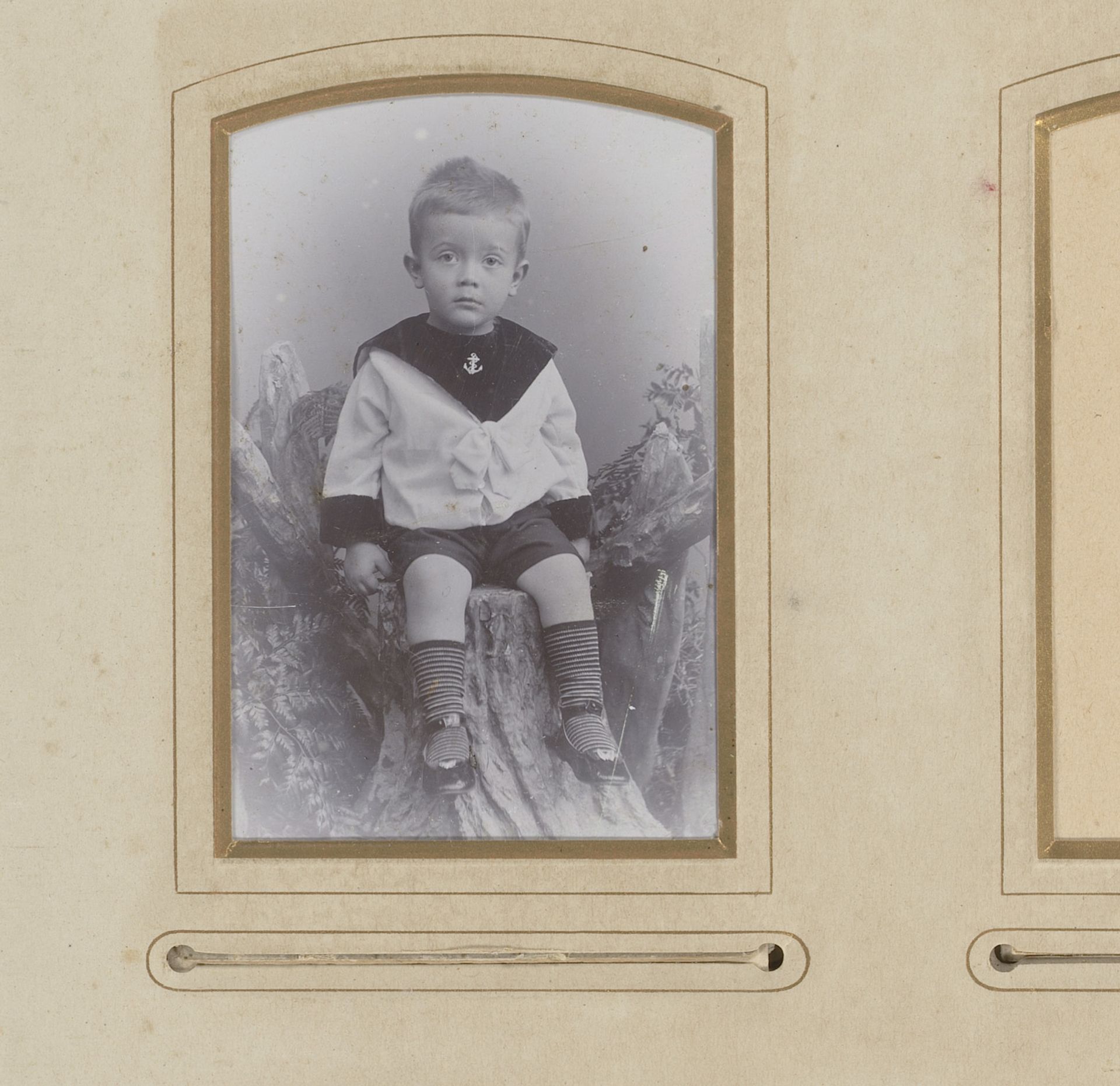 Portret van een zittende jongen in matrozenpak by Woodbury & Page