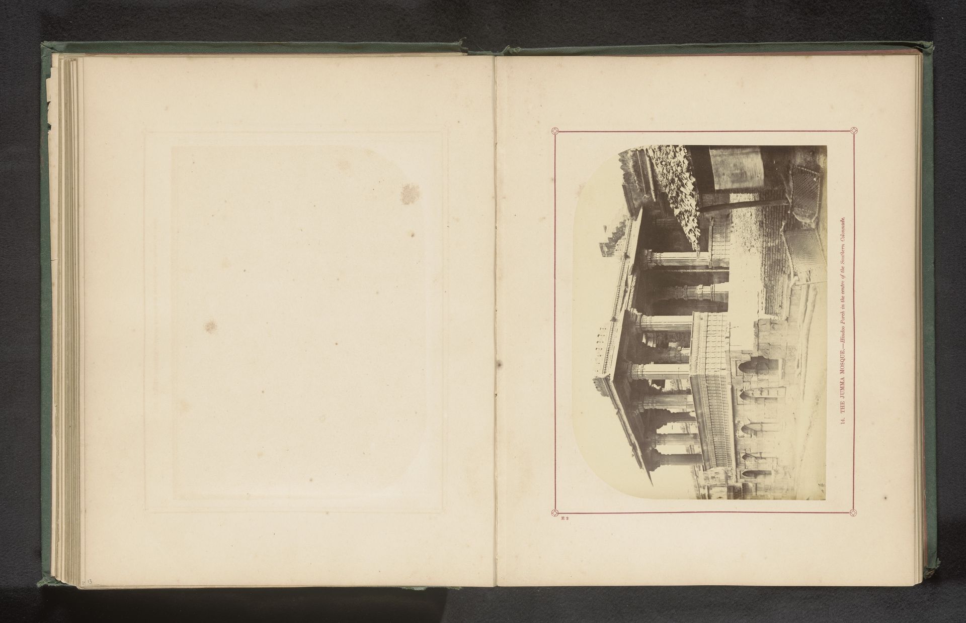 Portaal in een zuilengalerij van de Jama Masjid in Ahmedabad by Thomas Biggs