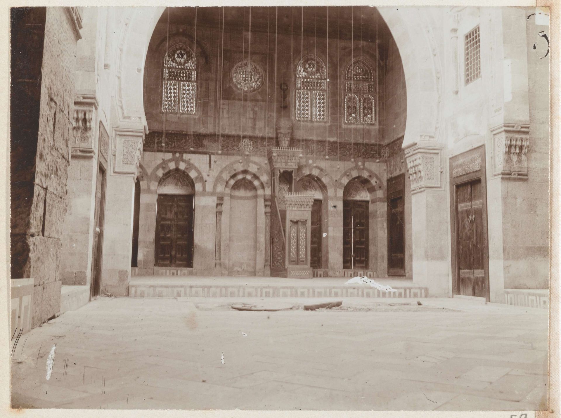 Interieur van een moskee in het Qarafa in Caïro by Johannes Lodewijk Heldring