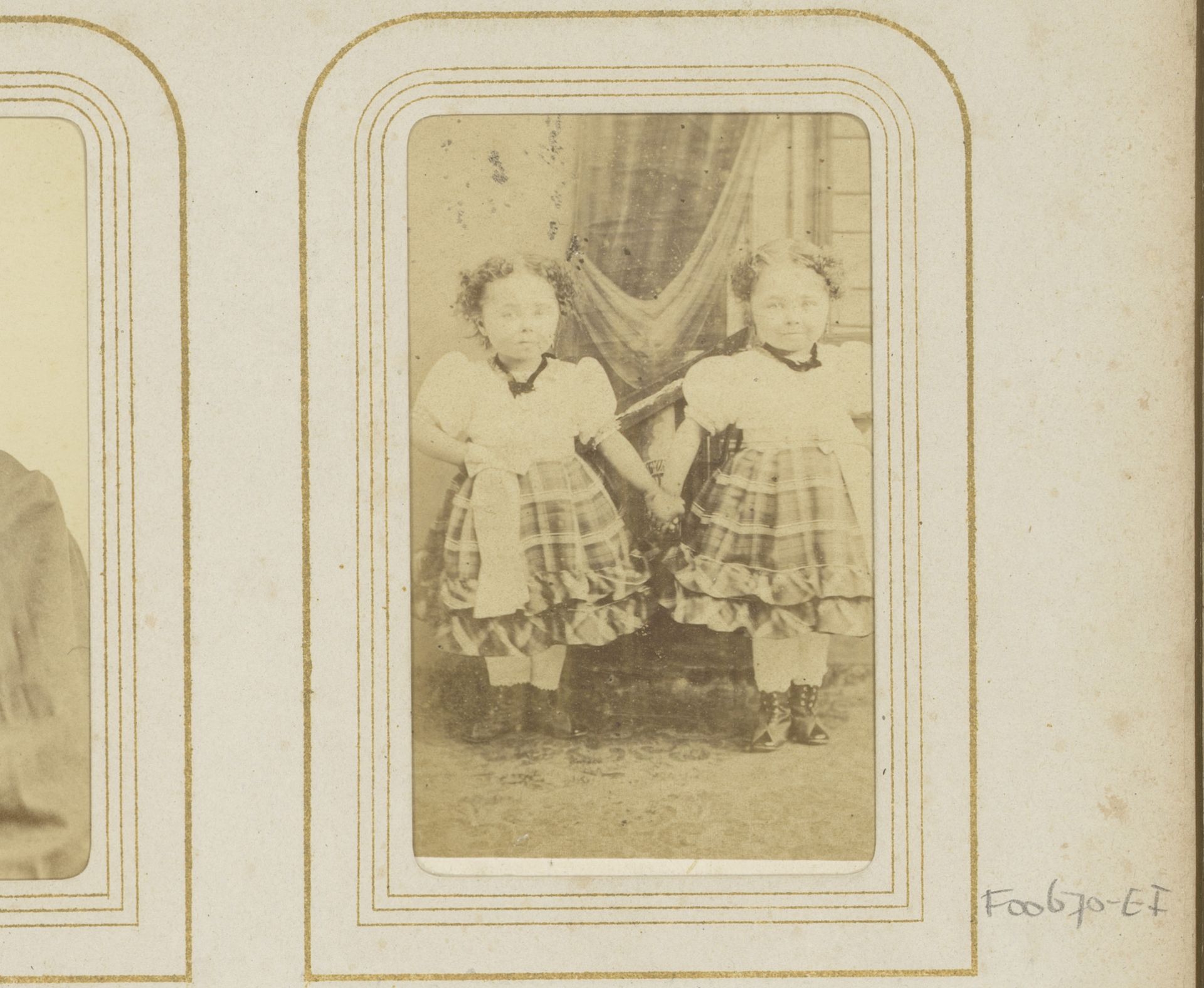 Portret van twee meisjes met dwerggroei by P. Siewers & Zoon