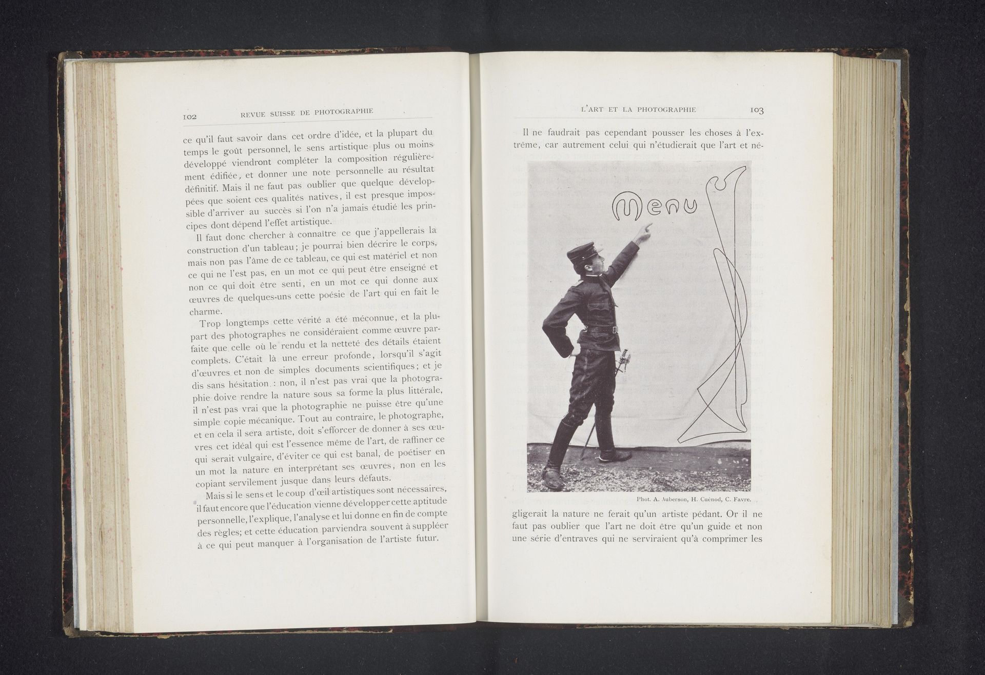 Man in uniform wijst naar een bedrukt doek by H. Cuénod