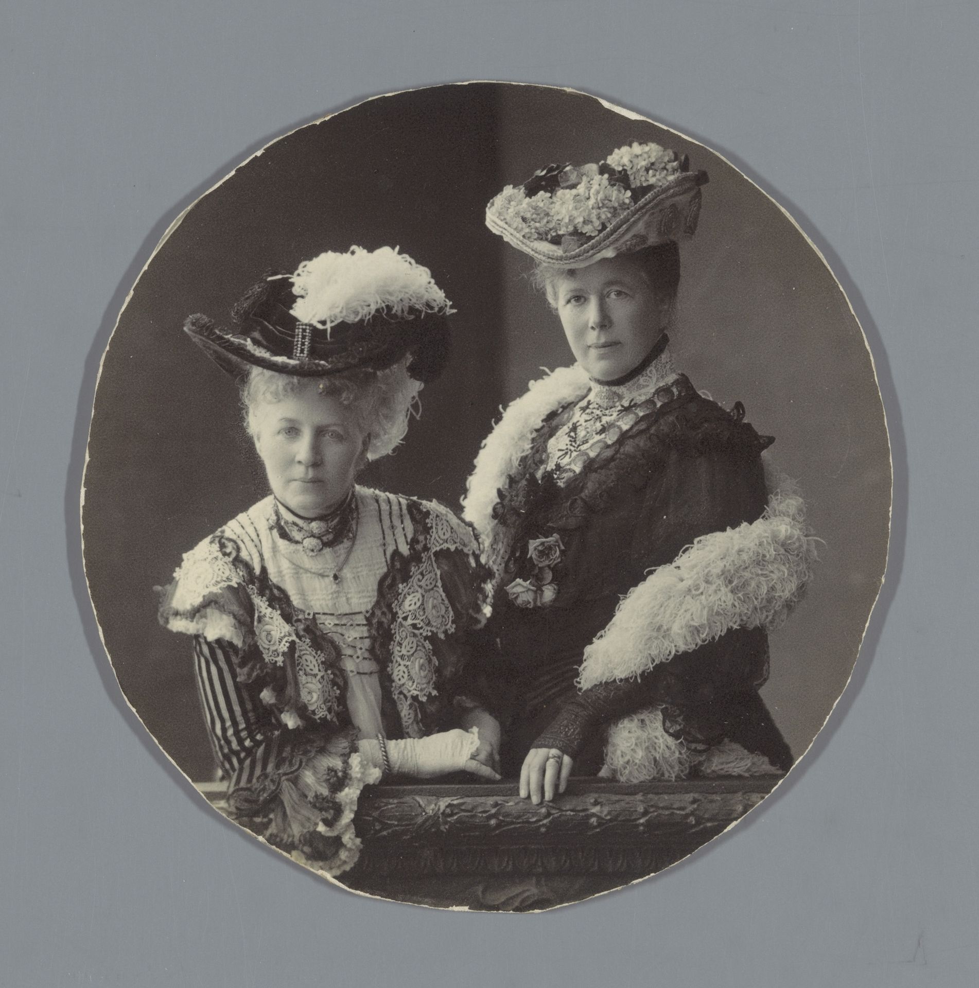 Portret van twee onbekende vrouwen met hoeden by Rumbler