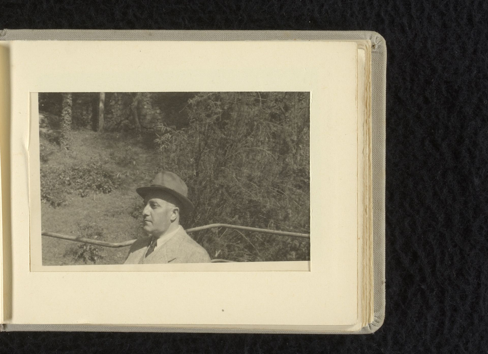 Eugen Wachenheimer voor een hek in de openlucht, 1922-1937, Duitsland / Oostenrijk / Zwitserland? by familie Wachenheimer