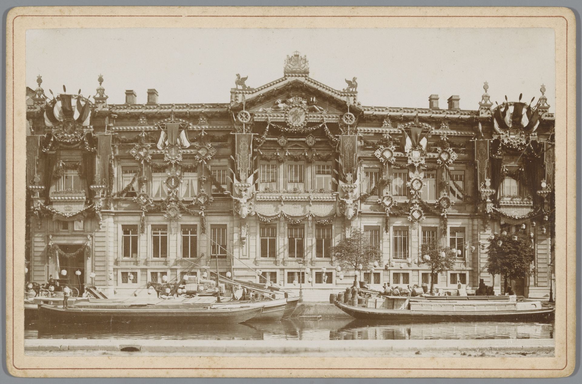 Gezicht op De Nederlandsche Bank tijdens de inhuldigingsfeesten van Wilhelmina van 5 tot en met 9 september 1898 by Sigmund Löw