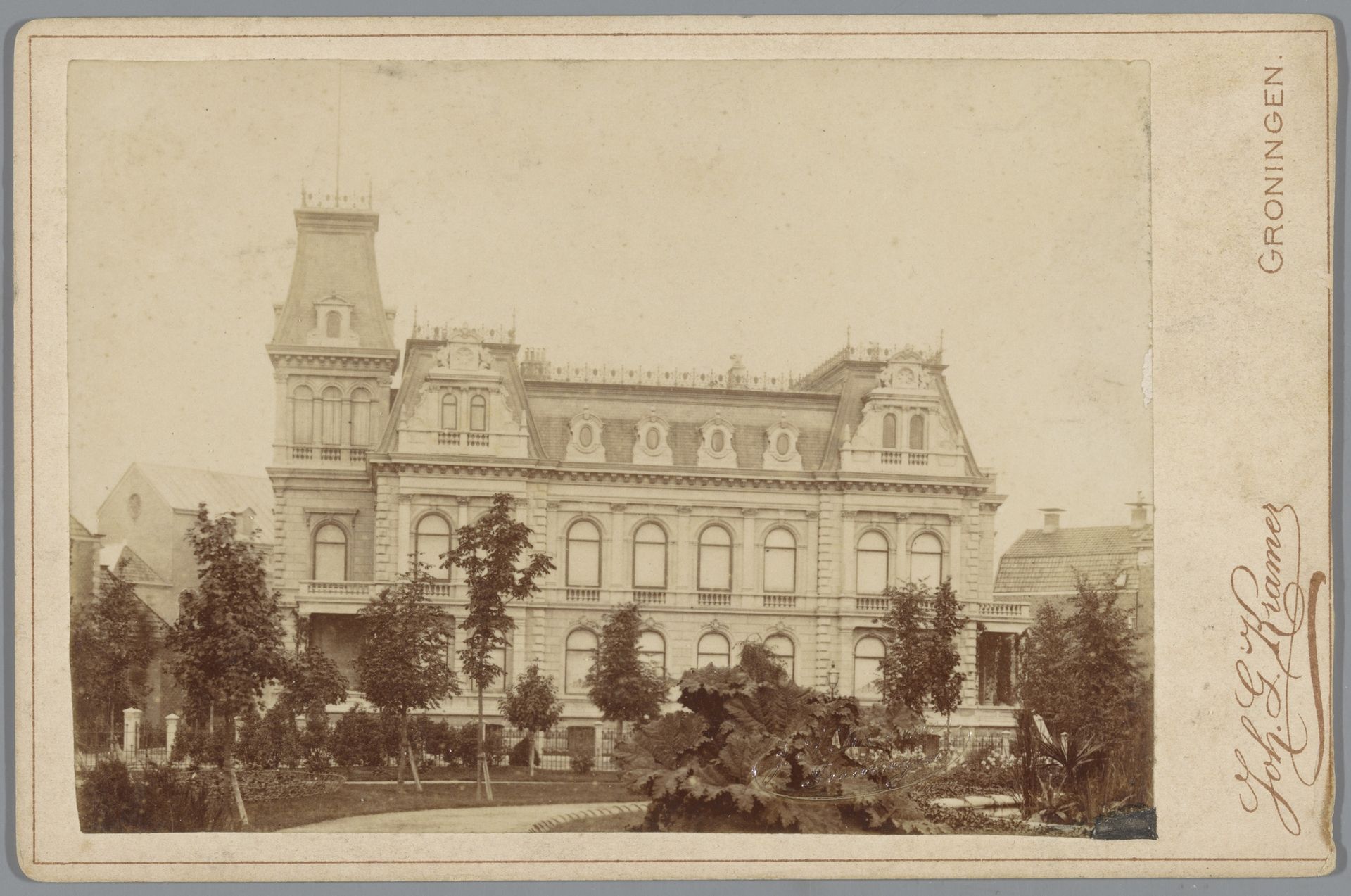 Gezicht op een stadsvilla, vermoedelijk in de omgeving van Groningen by Johannes Gerardus Kramer