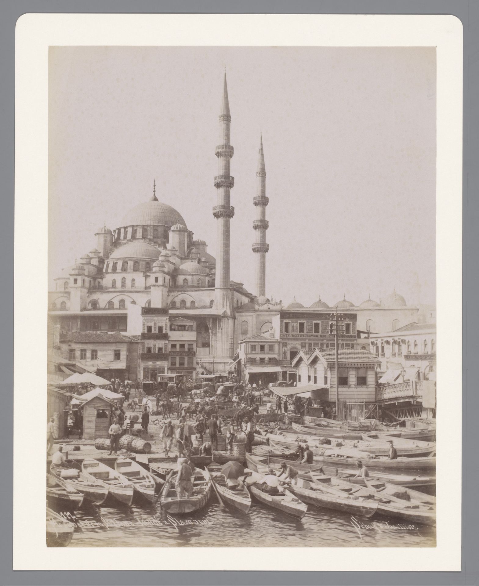 Gezicht op de Yeni Cami aan de Gouden Hoorn by Sébah & Joaillier