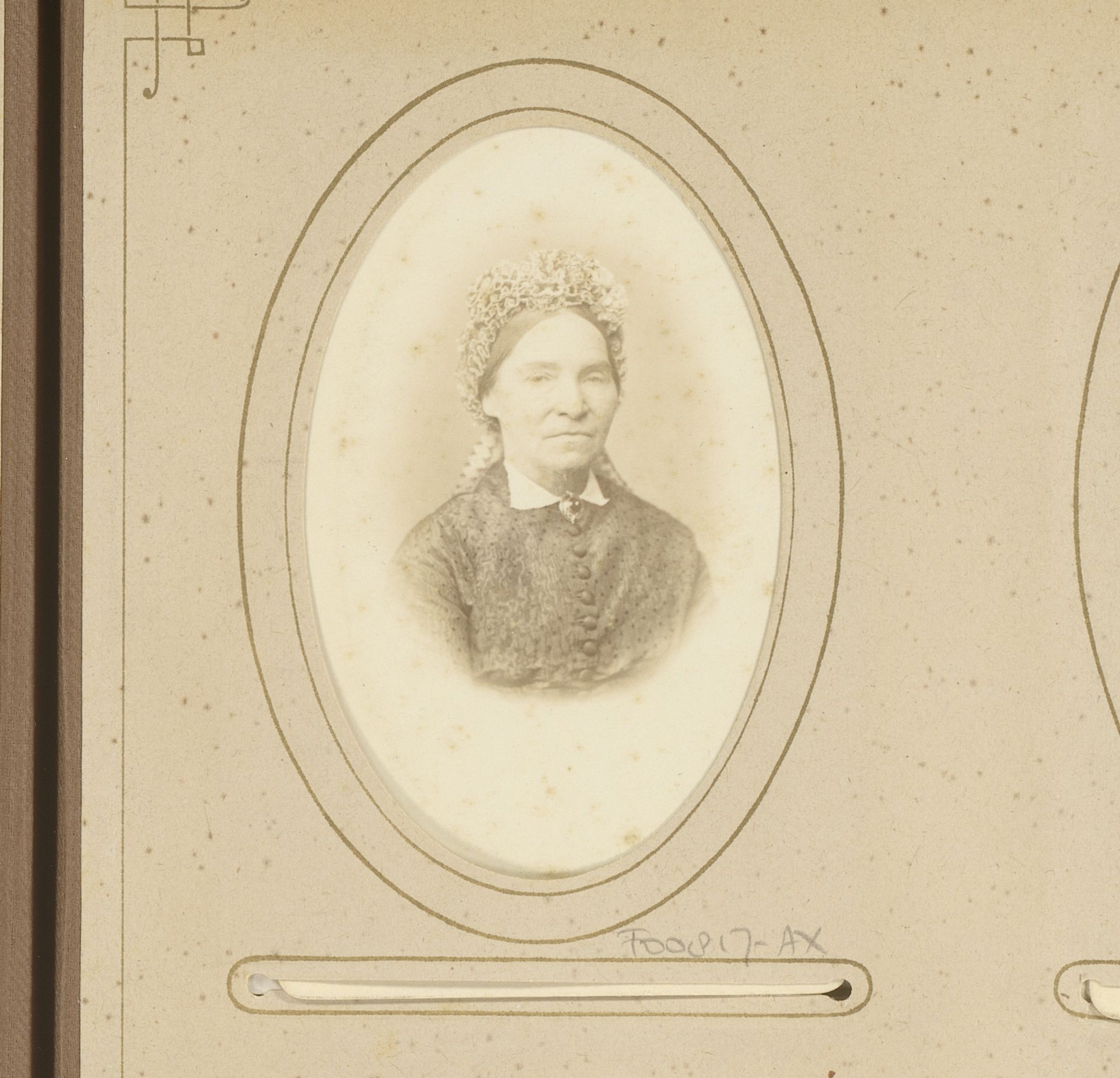 Portret van een vrouw met muts by Willem Gerhardus Kuijer