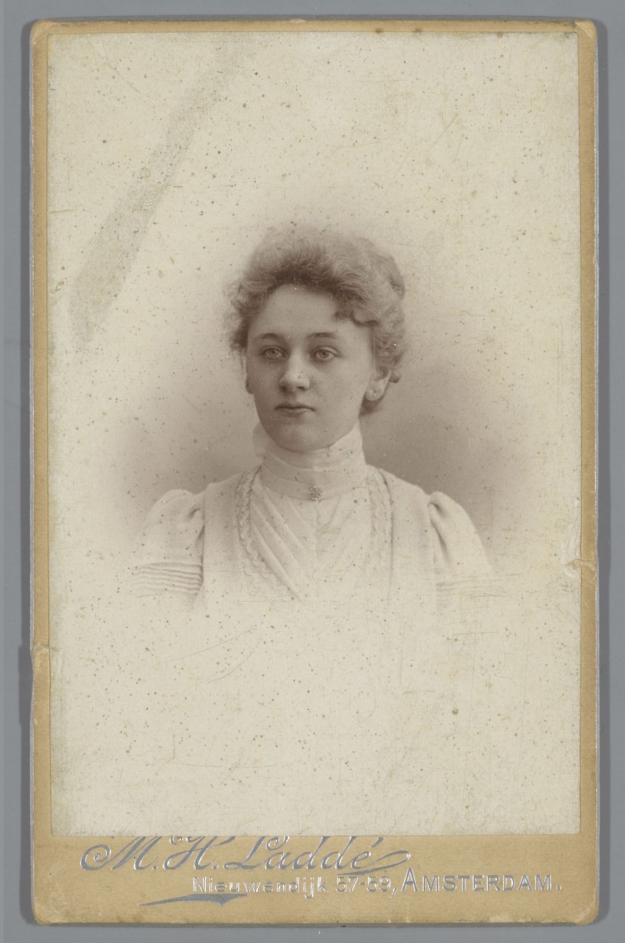 Portret van een onbekende vrouw by Machiel Hendricus Laddé