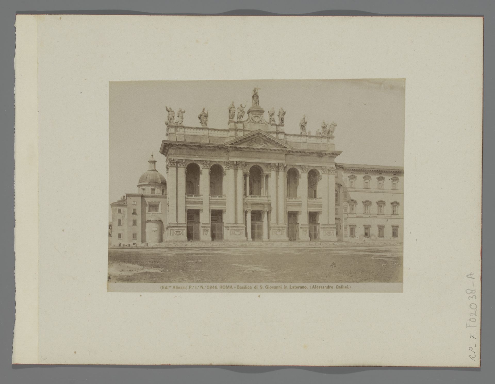 Westgevel van de Sint-Jan van Lateranen te Rome, Italië by Fratelli Alinari