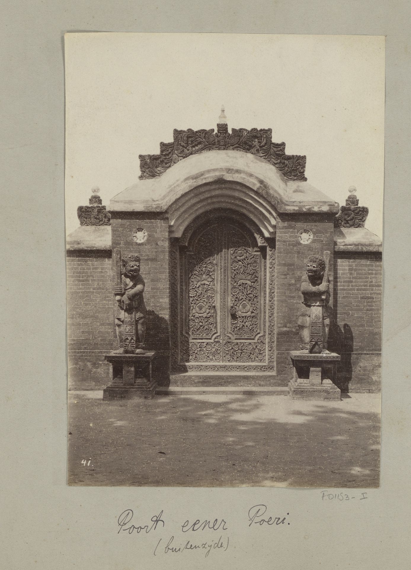 Gezicht op een poort met twee sculpturen by Christiaan Johan Neeb
