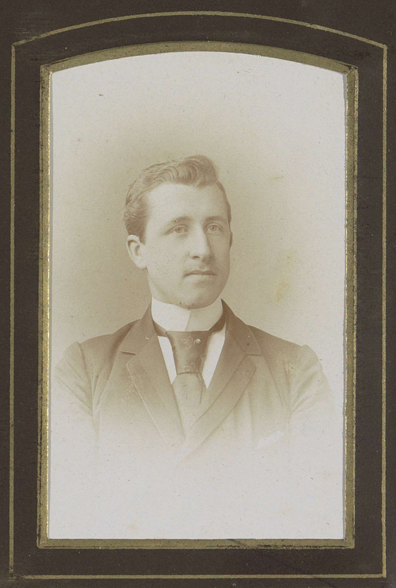 Portret van een man met een stropdas by Henri de Louw